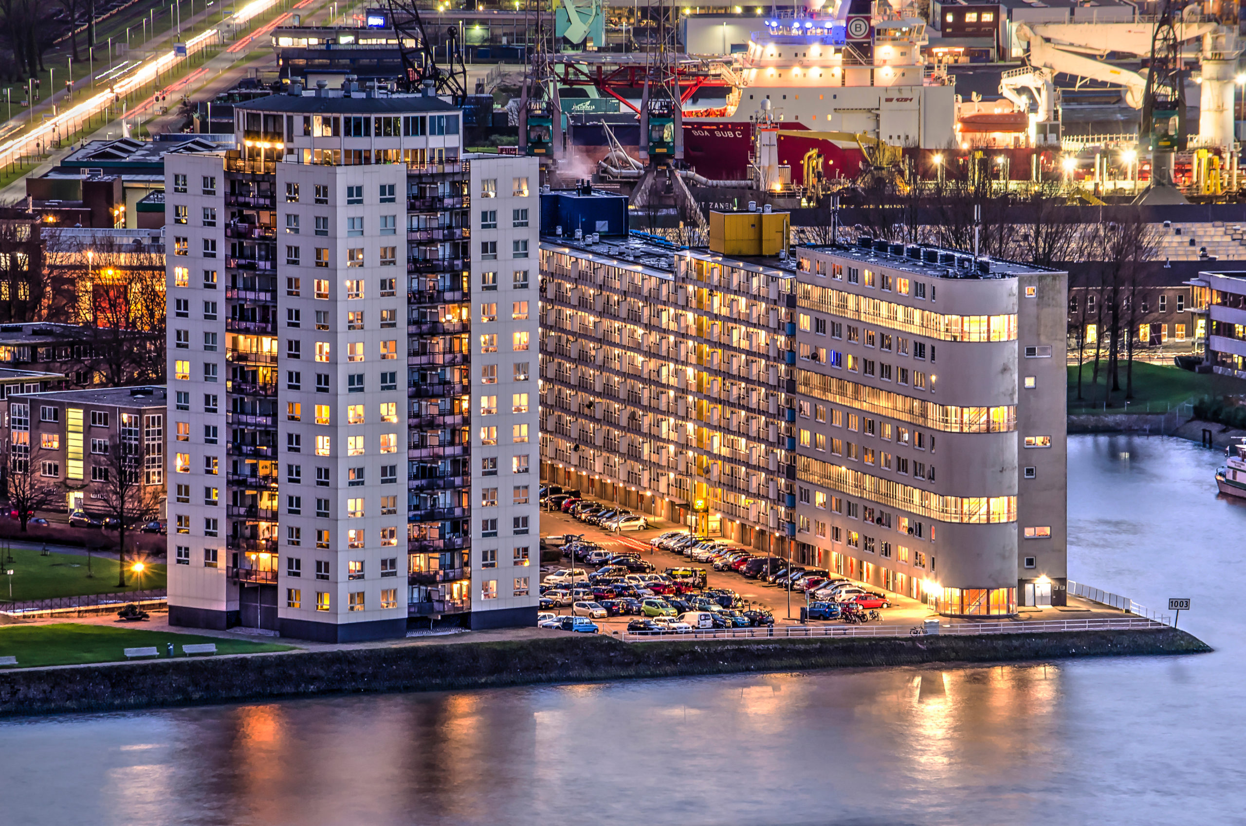 Woongebouwen aan de Nieuwe Maas in het Rotterdamse Charlois. Foto: Shutterstock