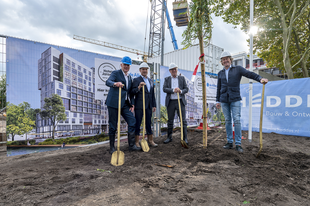 Dries Drogendijk (gemeente Amsterdam), Jan van Barneveld (de Alliantie Ontwikkeling), Peter Heuvelink (Bajeskwartier) en Laurens van Doorn (Hotel Jansen) planten samen een eerste boom als aftrap van de bouw van een complex met woningen en kamers voor (internationale) studenten en young professionals.