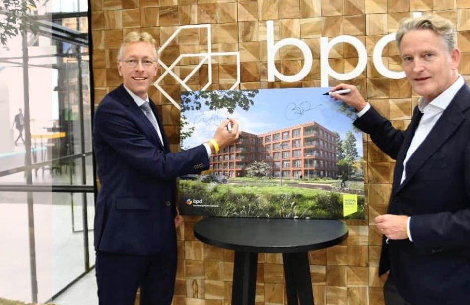 Harm Janssen (BPD) en Cees van Boven (Woonzorg) bekrachtigden hun samenwerking