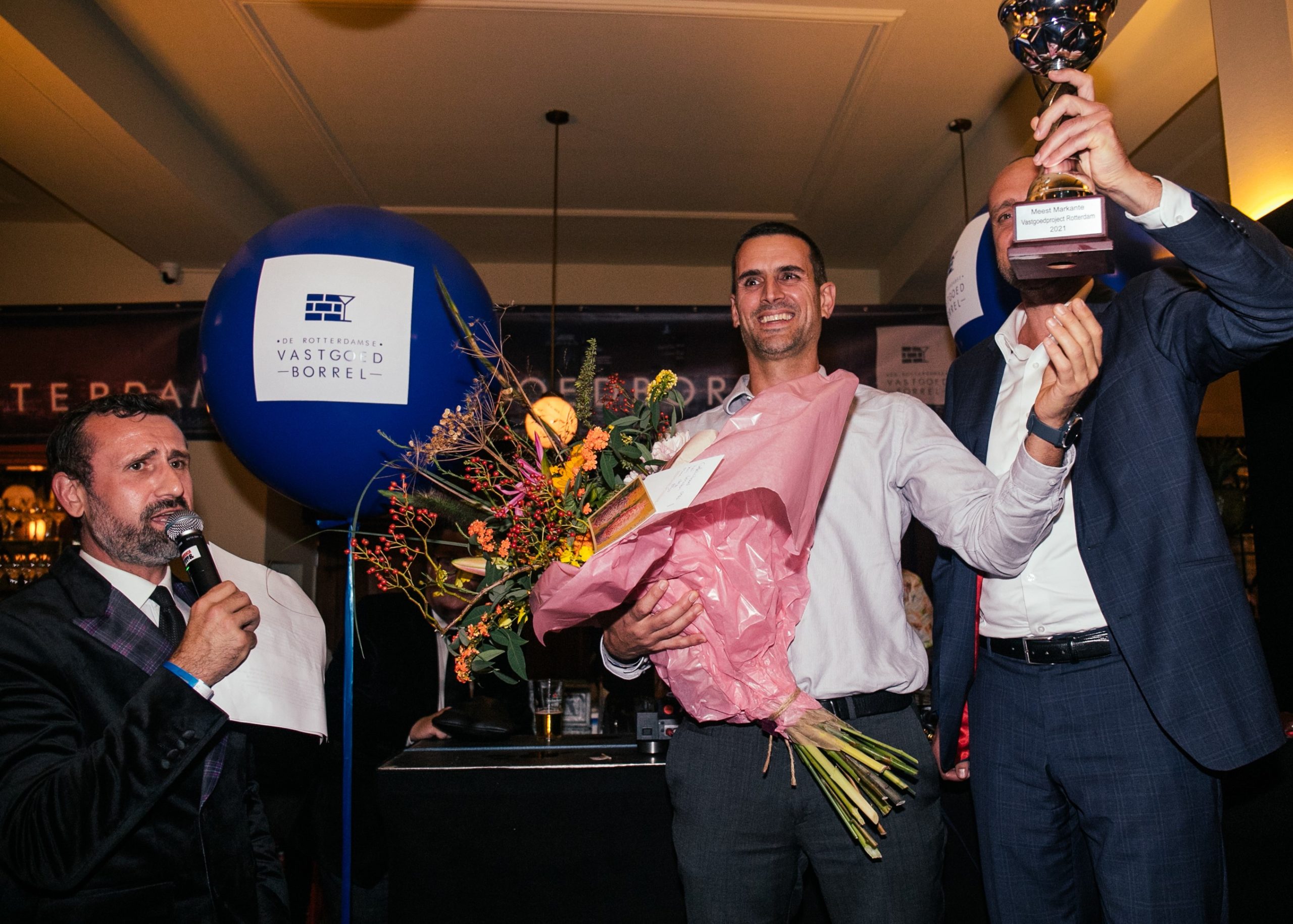 Idan Sade (Omnam) neemt de prijs in ontvangst