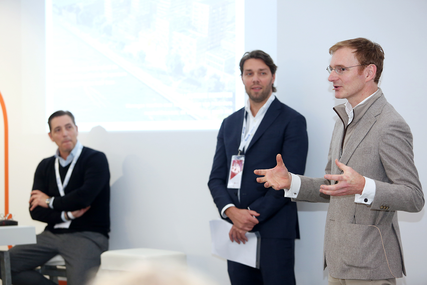 Links: Thijs van Dorssen (Hines). Midden: gespreksleider Servaas van der Laan. Rechts: Marten de Jong (De Architekten Cie.)