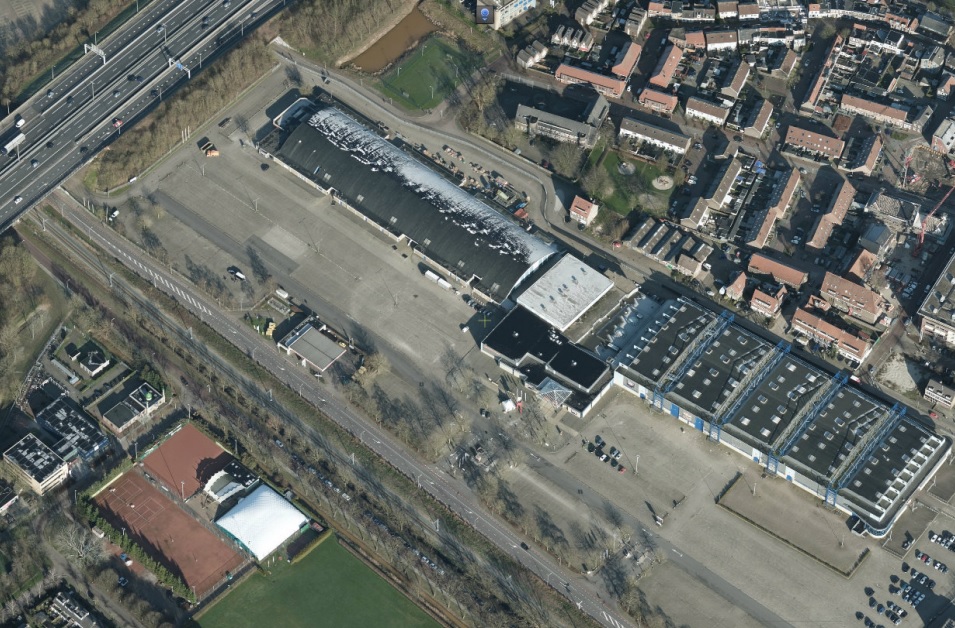 Luchtfoto van het IJsselhallenterrein, met linksboven de A28. Hier moet de Nieuwe Veemarkt komen.
Foto: Provincie Overijssel