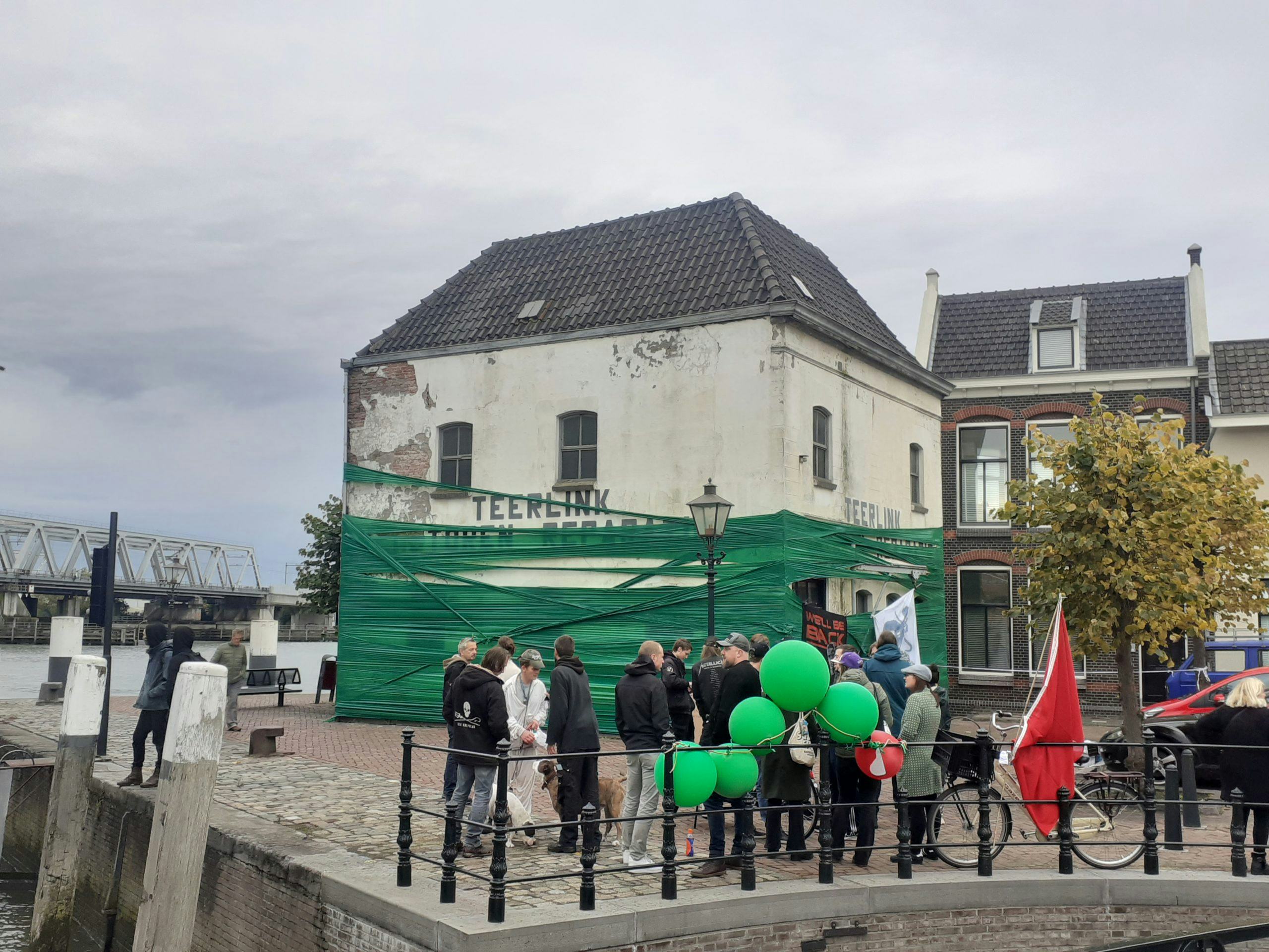 Krakers protesteerden gisteren tegen het verval van gemeentelijke monument De Teerlink in Dordrecht door het pand in te pakken. 