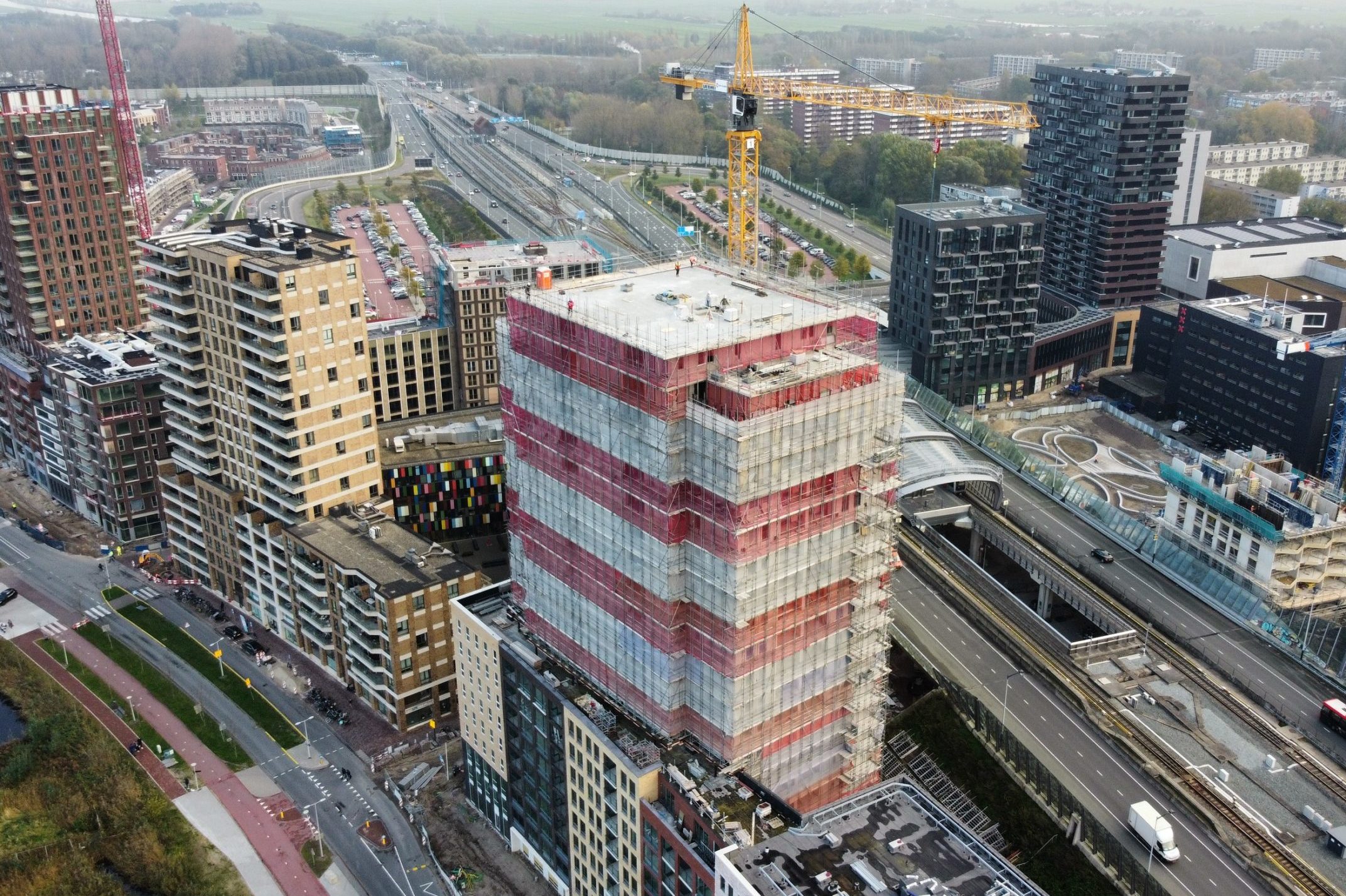 Amsterdam scoort in het bijzonder goed, zowel op het gebied van beleggingen in bedrijfsruimte, kantoren als in winkels.