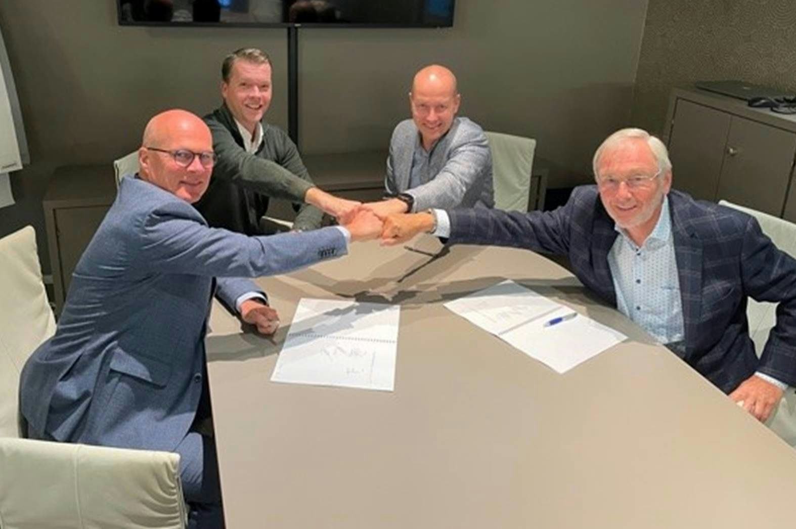 De ondertekening van de koopovereenkomst met v.l.n.r. René Biesheuvel (VOC), Peter Tieleman (VOC), Robin Dijkgraaf (HD) en Teus van Dieren (VOC).