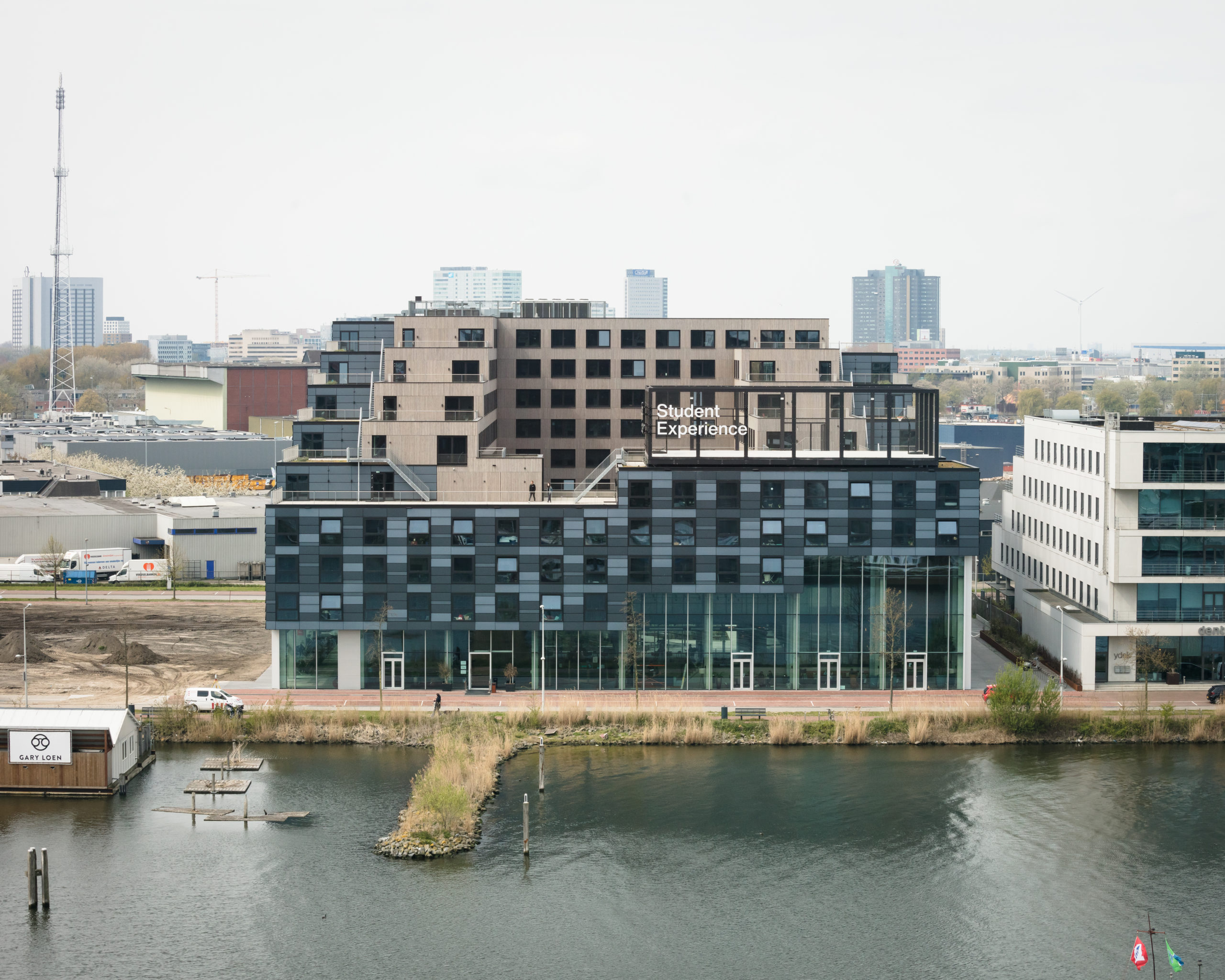 Vooraanzicht Student Experience Amsterdam Minervahaven.   Foto: Stijn Bollaert.