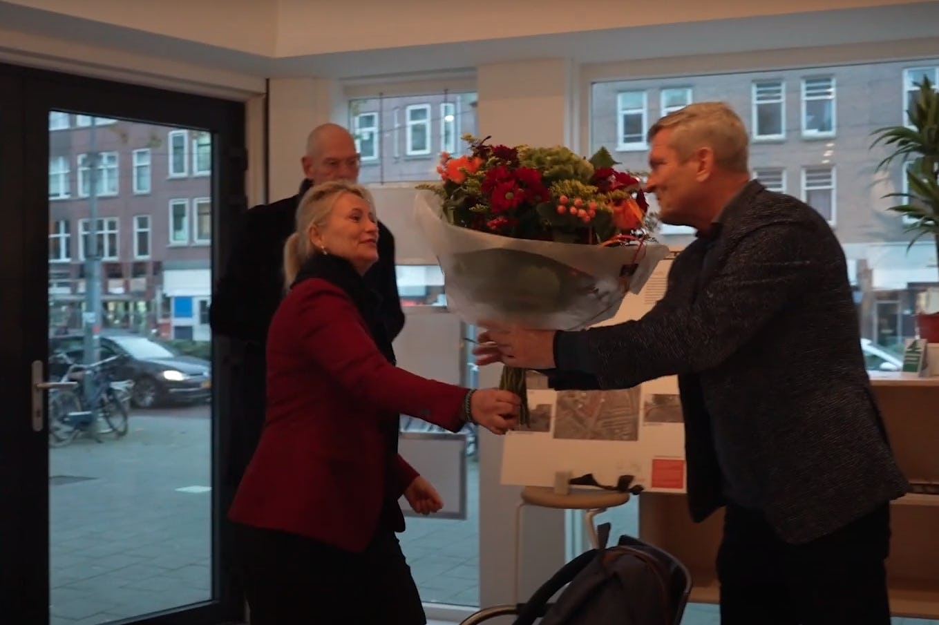 Andrea Hulshof (manager large business team Intermediair van RNHB) reikt de bloemen uit aan Ron van Gelder.