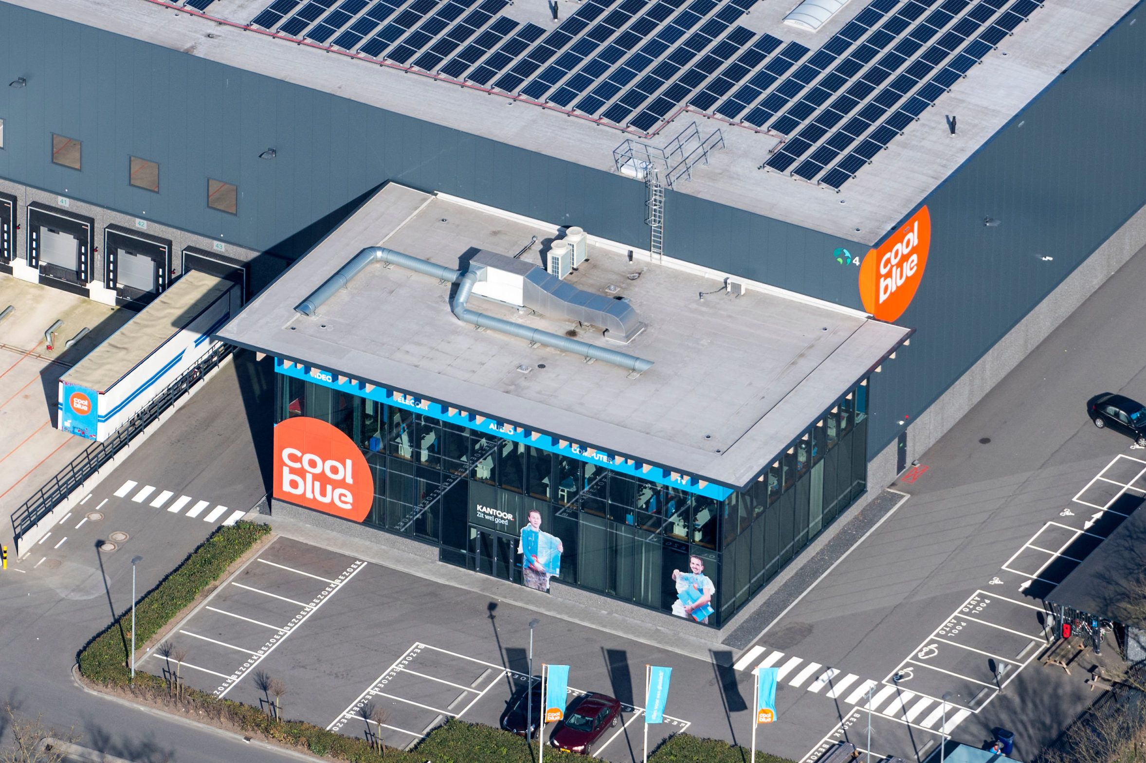 Het distributiecentrum van Coolblue op bedrijventerrein Vossenberg II in Tilburg.