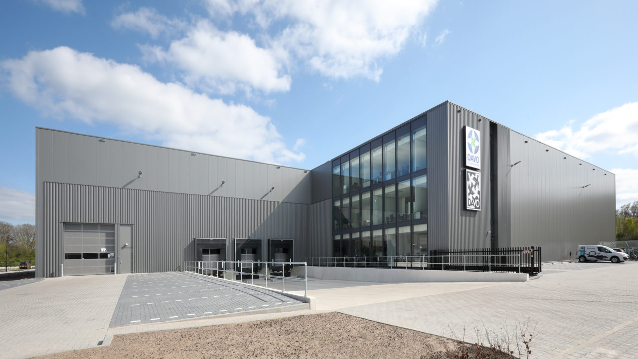 Een van de eerste circulaire distributiecentra in Nederland is het bedrijfspand van uitgeverij Davo op Bedrijvenpark A1 in Deventer, dat Aan de Stegge Twello realiseerde in opdracht van Metron Vastgoed. Foto: Harry Nuback Fotografie
