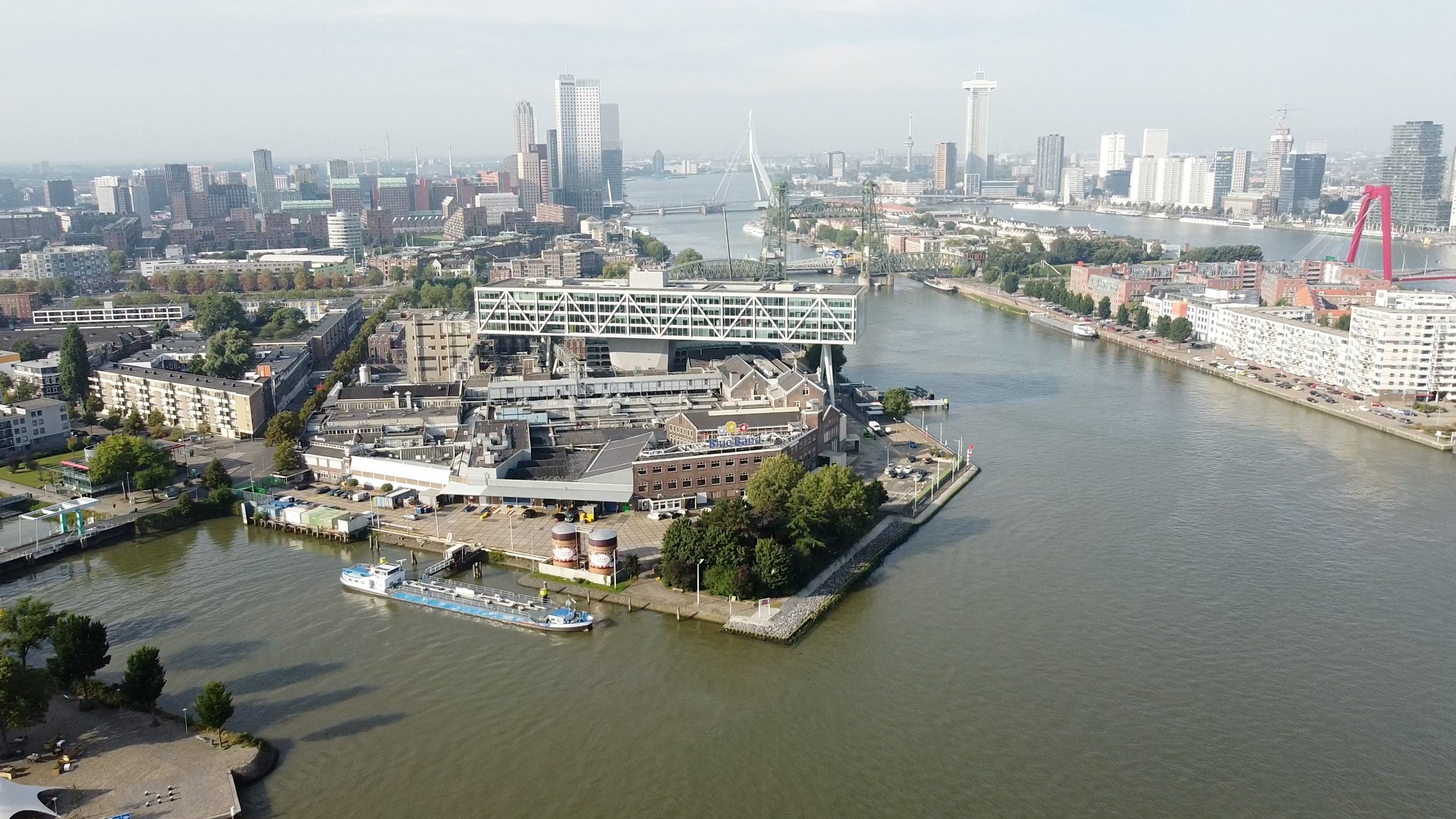 De margarinefabriek van Upfield met op de achtergrond kantoorgebouw De Brug