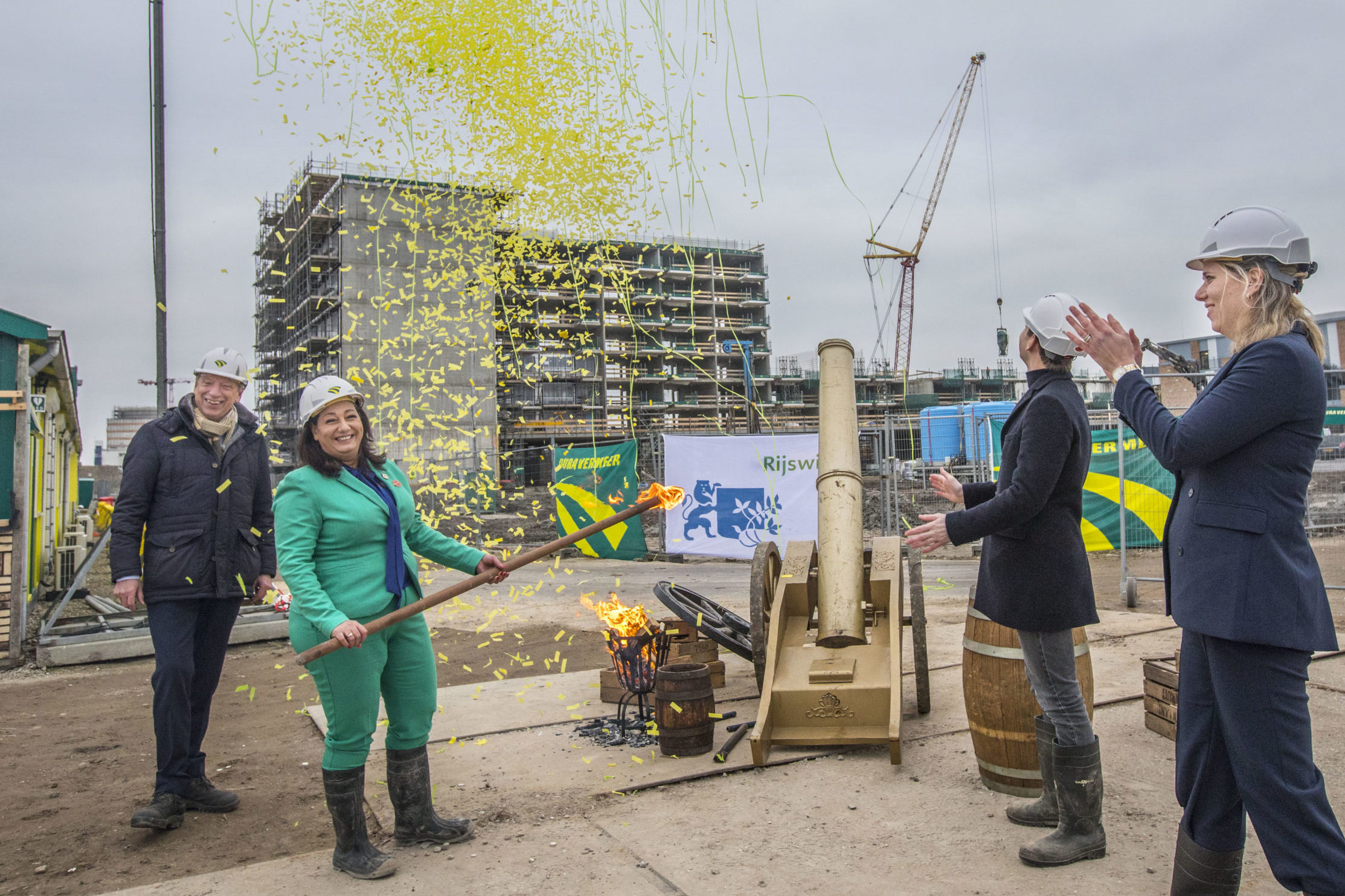 Bouwplaats Rijswijk buiten met wethouders Johanna Besteman en Jeffrey Keus. . (Rijswijk 26-01-22)  Foto:Frank Jansen