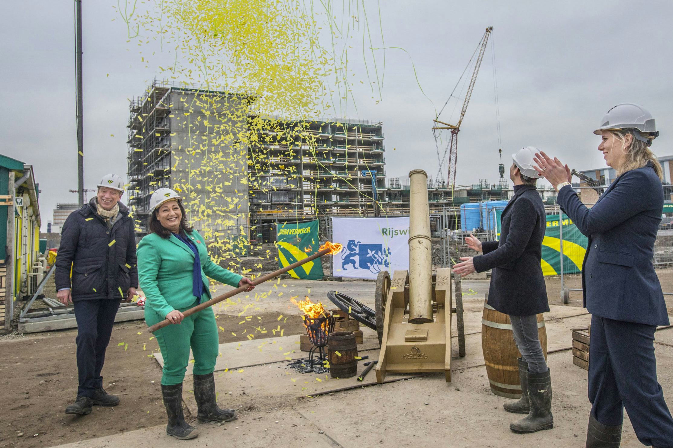 Bouwplaats Rijswijk buiten met wethouders Johanna Besteman en Jeffrey Keus. . (Rijswijk 26-01-22) Foto:Frank Jansen