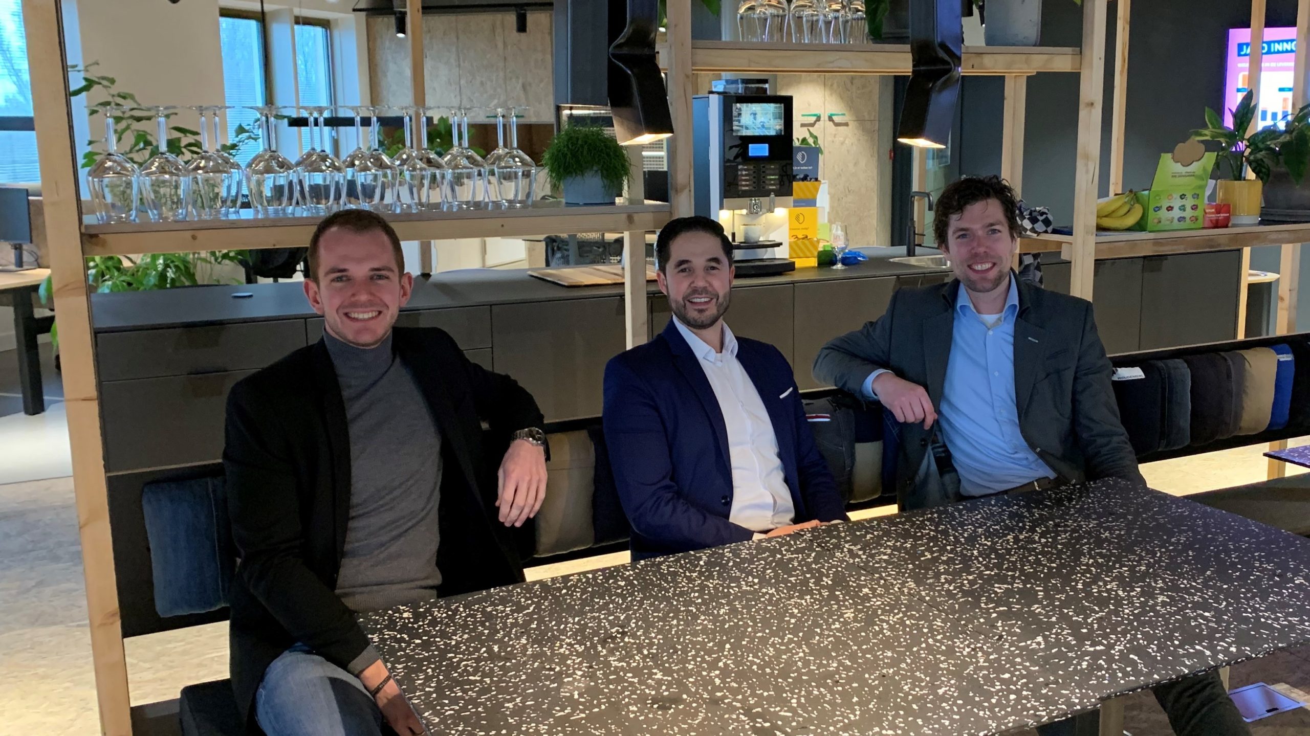 (Van links naar rechts) Dirk Pijman, Khalid Zerkani en Erwin Koedam in de nieuwe vestiging van Janssen de Jong Projectontwikkeling in Arnhem