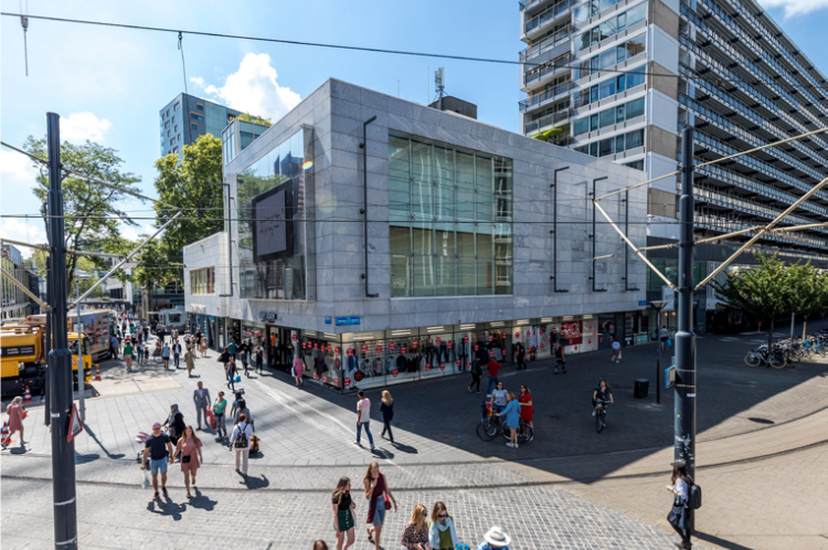 Het winkelcomplex op de hoek Lijnbaan - Van Oldenbarneveltplaats in Rotterda,