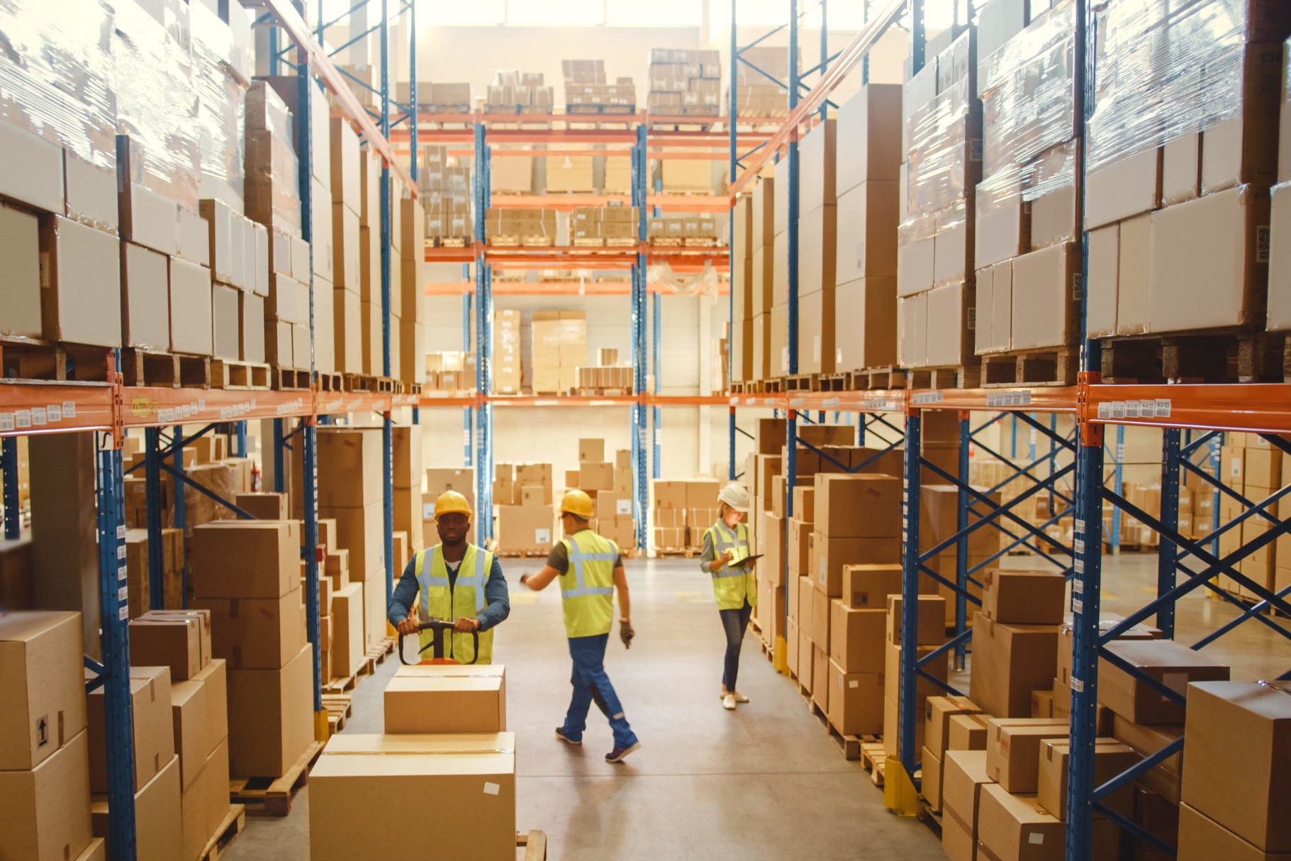 Bedrijven houden steeds meer voorraad aan om zich in te dekken tegen verstoringen in hun leveringsketen.