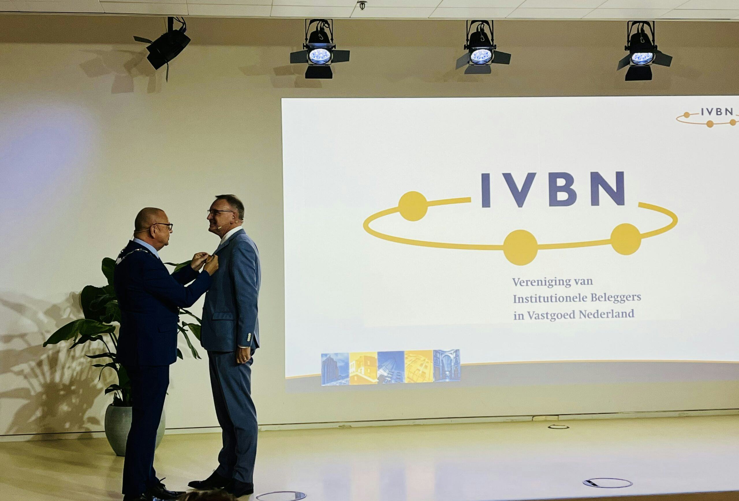 Voormalig directeur van IVBN Frank van Blokland krijgt een lintje opgespeld van de burgemeester van Leidschendam-Voorburg.