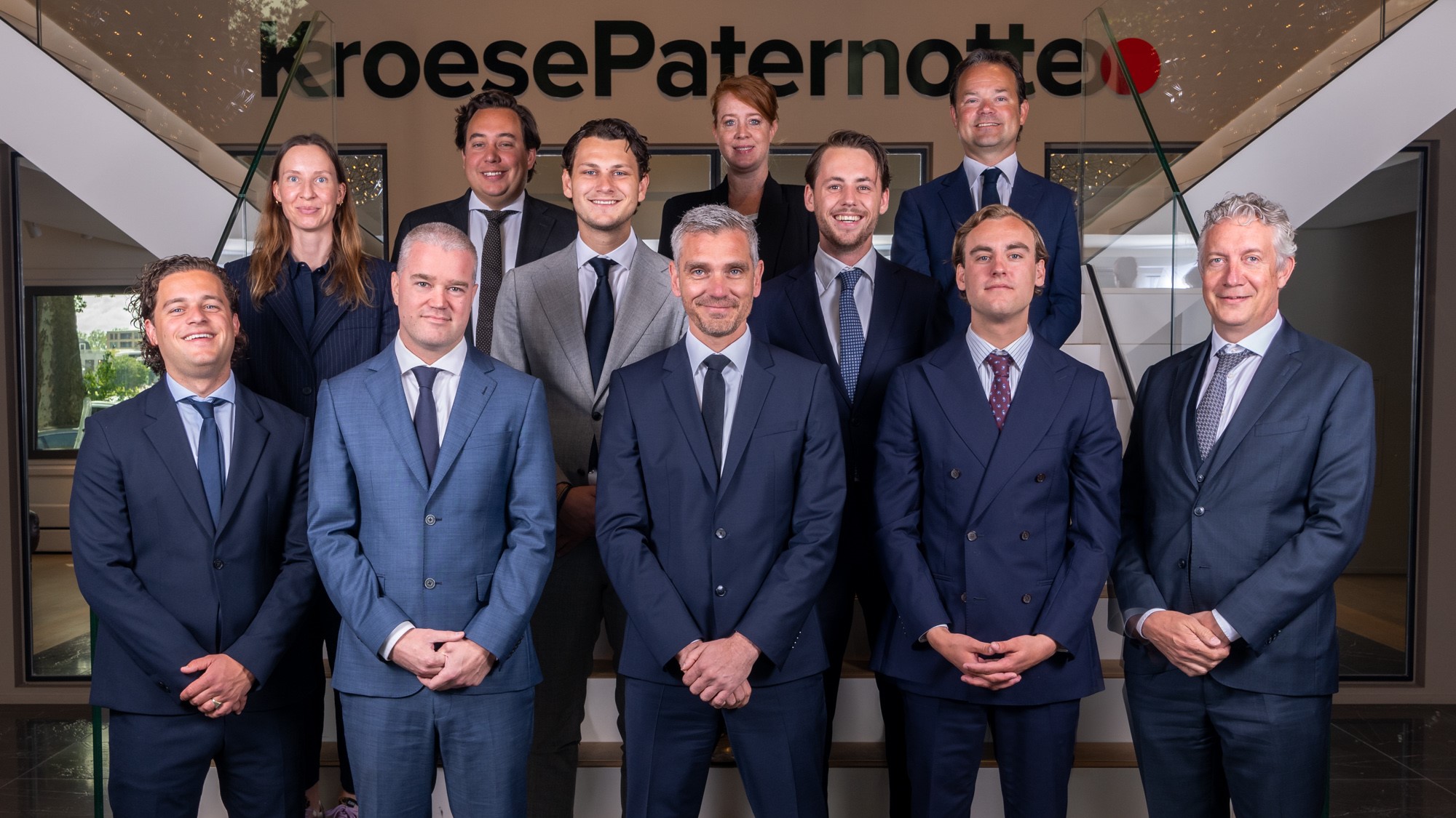 Op de trap van links naar rechts: Kathelijn Hulshof, Pim Keij, Olivier Kroese, Berdien de Jager, Jeroen Peters, Brugt Bakker. Voor de trap van links naar rechts: Gijs Ybema, Paul Koop, Timo Frissen, Rogier Veeneman en Koen Dijkstra. Ontbrekend op de foto: Erik Berger, Stijn Roelen en Ries Lutz