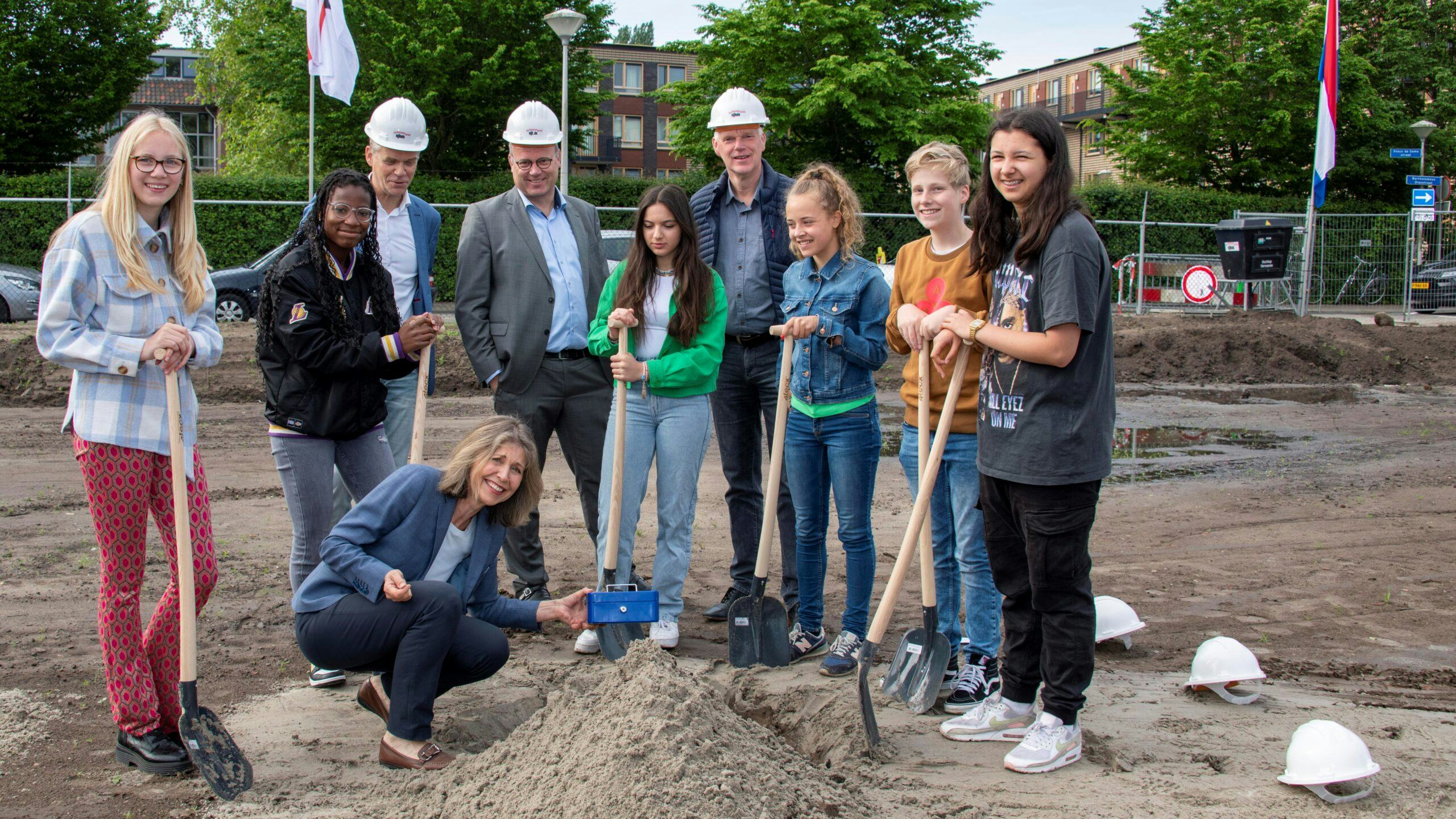 Wethouder Menno Tigelaar en Alliantie-directeur Joan van der Burgt gaven samen met leerlingen van het Amsfort College en projectbetrokkenen het startsein voor de bouw.
