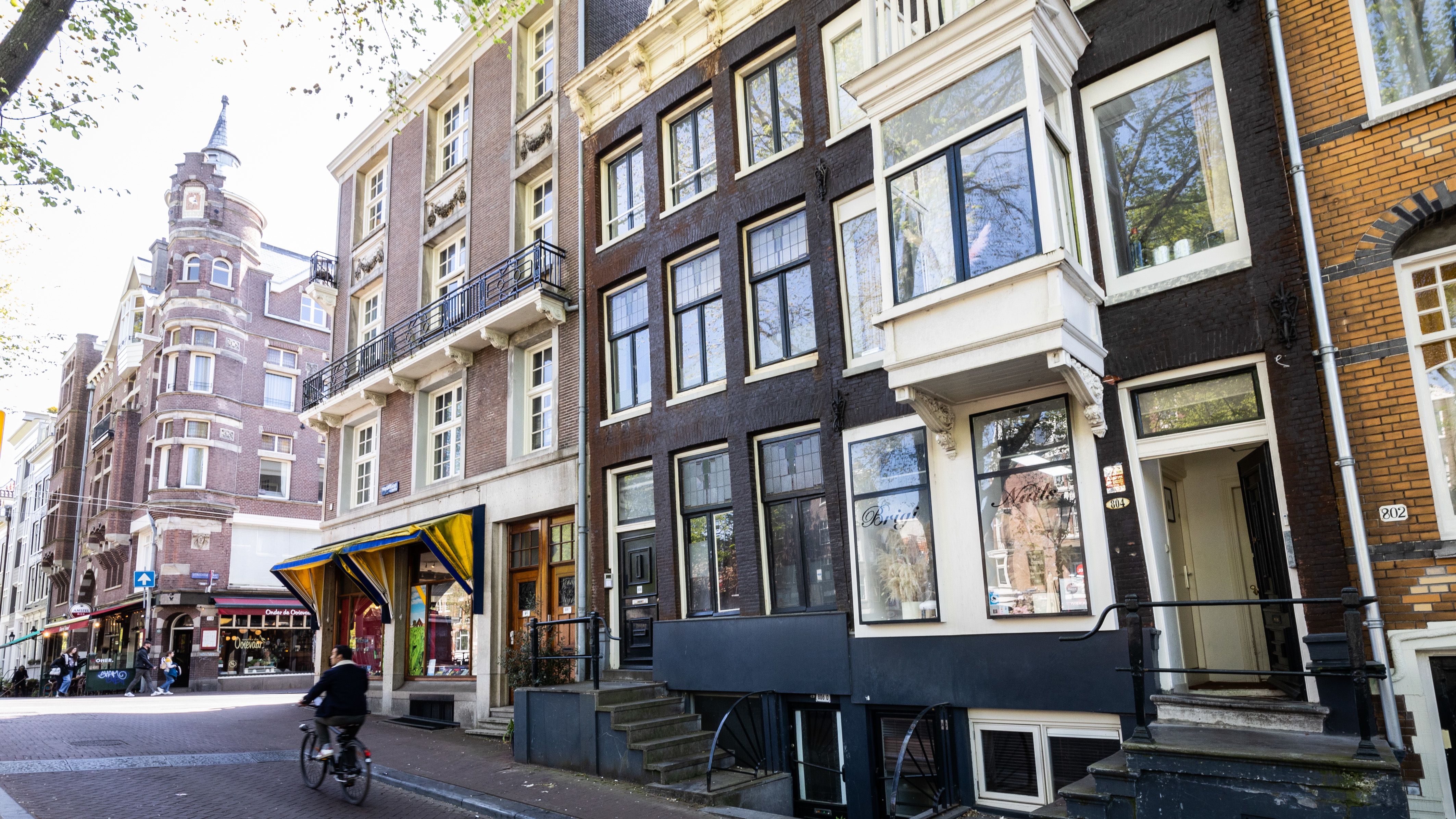 Prinsengracht 804 en 806 (zwarte panden) zaten in een portefeuille die Blackstone op 24 juli 2020 van Damvest overnam. Foto: Diederik van der Laan / Dutch Photo Agency