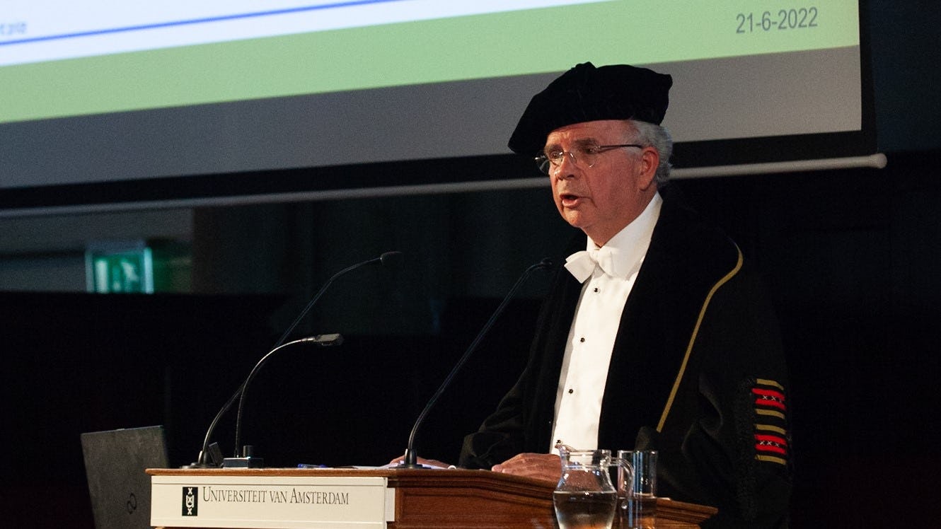 Hoogleraar Peter van Gool tijdens zijn afscheidscollege in de aula van de UvA