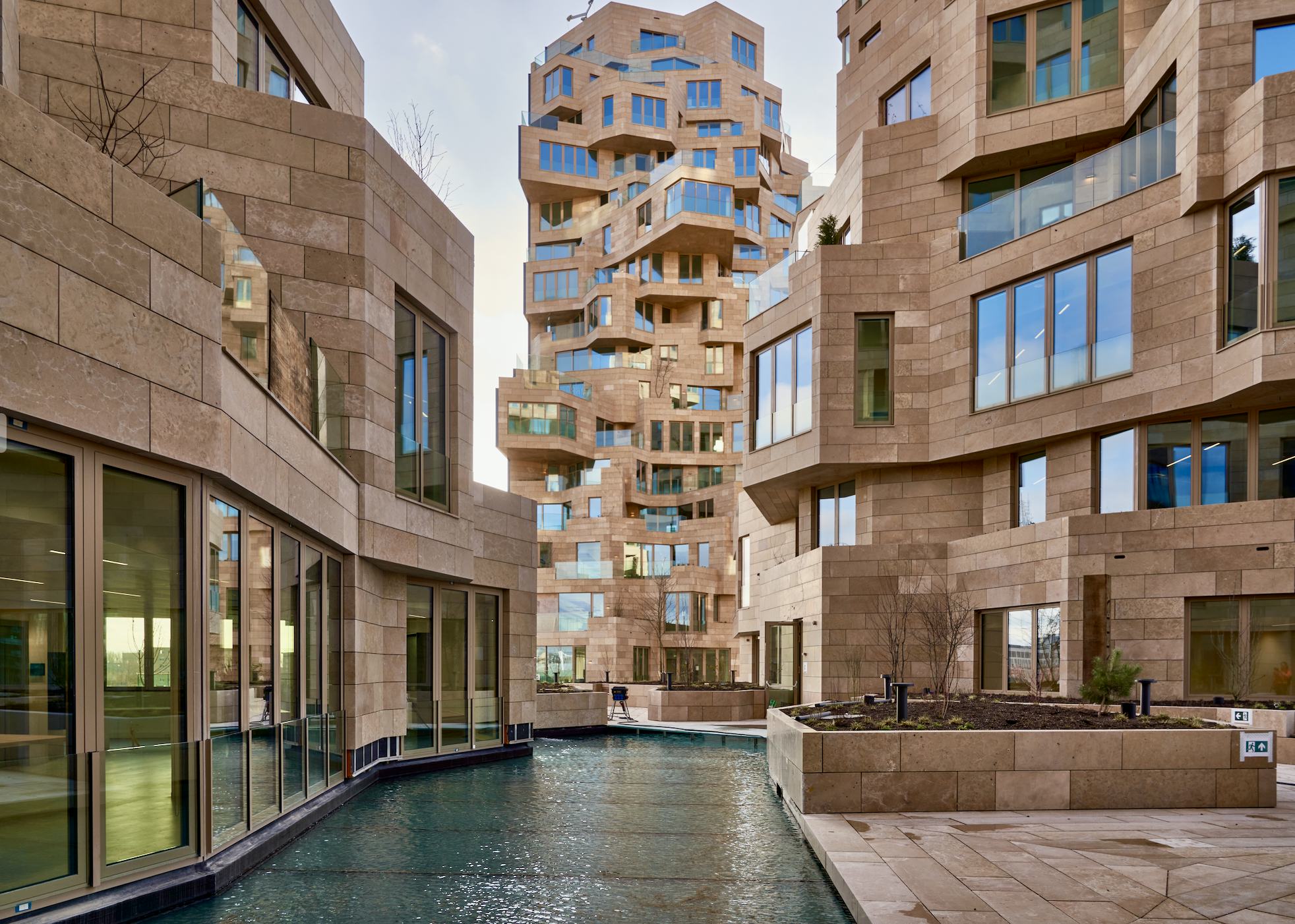 Valley op de Zuidas in Amsterdam omvat 196 huurappartementen, 24.000 m2 kantoorruimte, 3.500 m2 horeca en retail, een skybar van 800 m2 en een garage met 375 parkeerplaatsen. Het gebouw is eigendom van RJB Group of Companies. Foto: Marcel Steinbach.