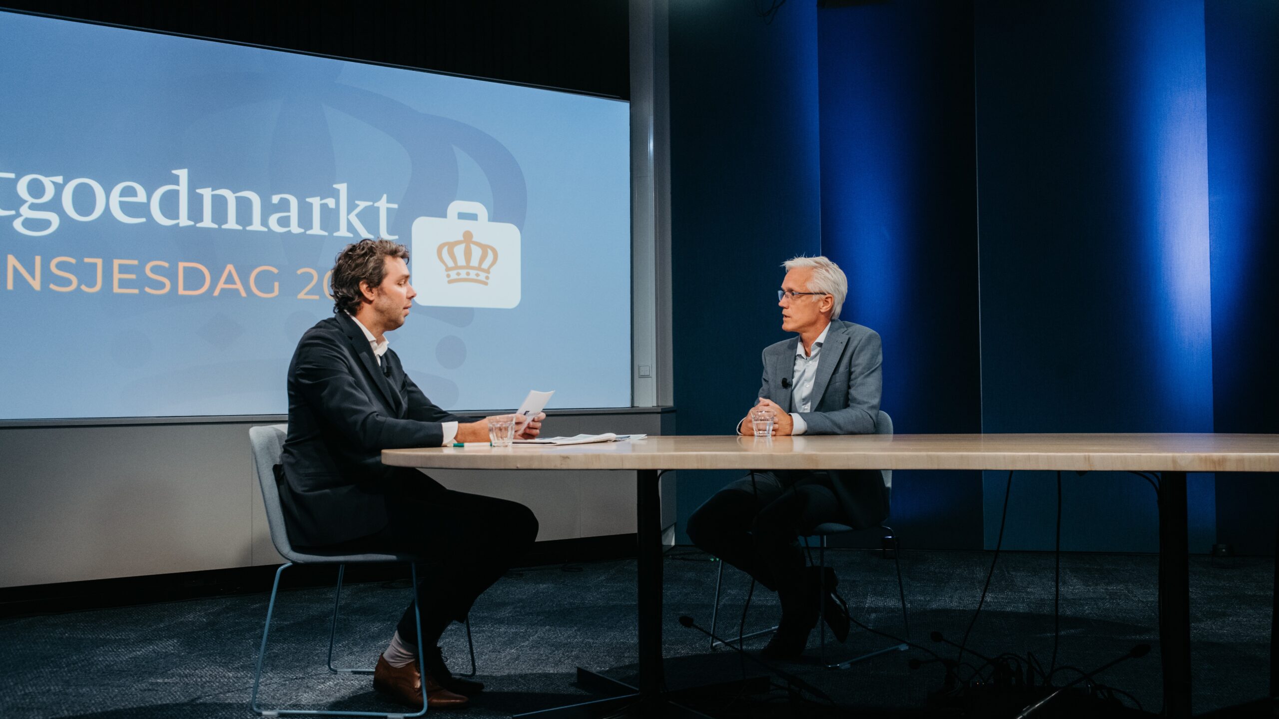 Kaj Deana (r) in gesprek met Servaas van der Laan tijdens het Prinsjesdagdebat 2022. Foto: Annick Elzenga