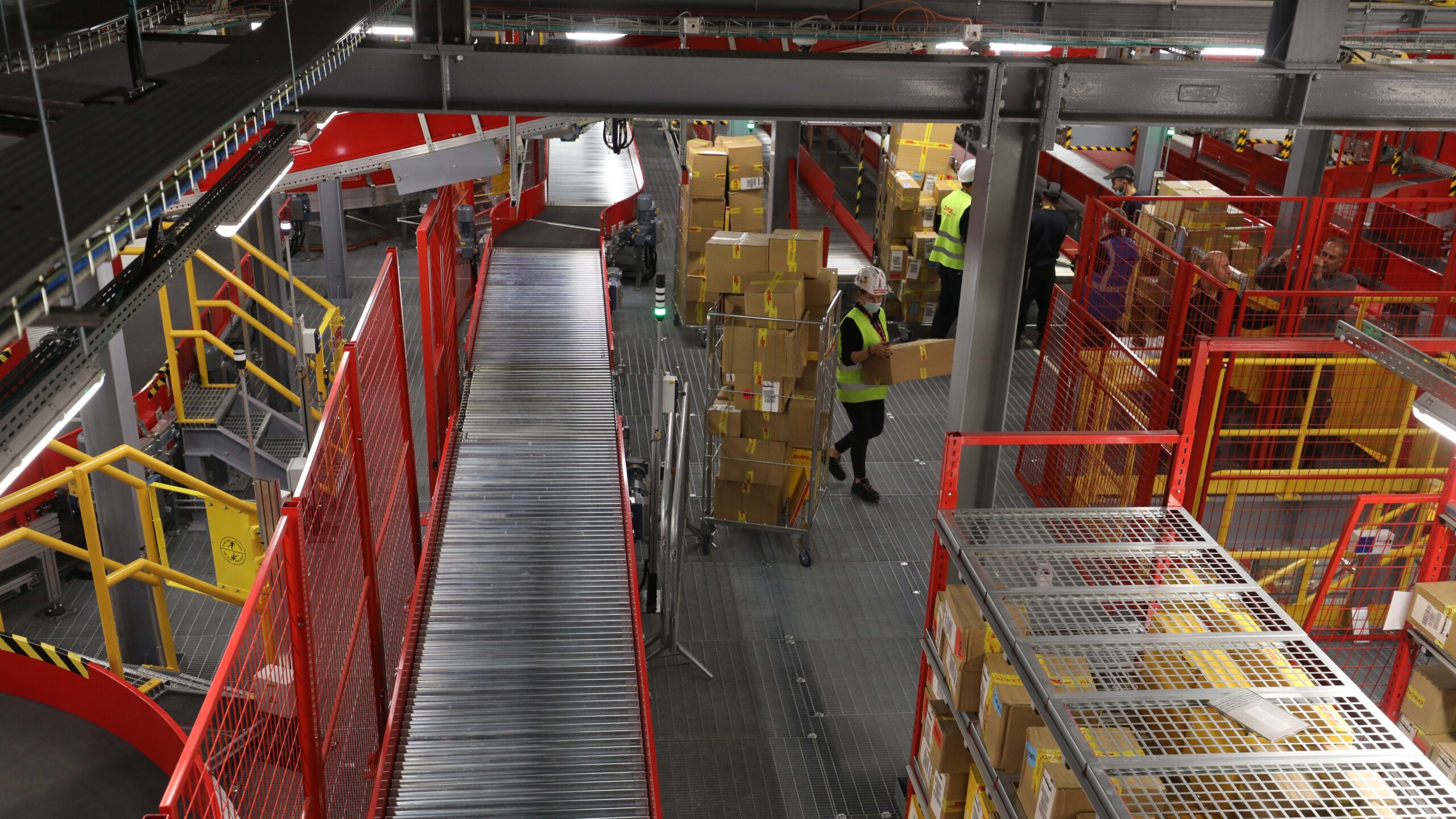 Een sorteercentrum van DHL. 