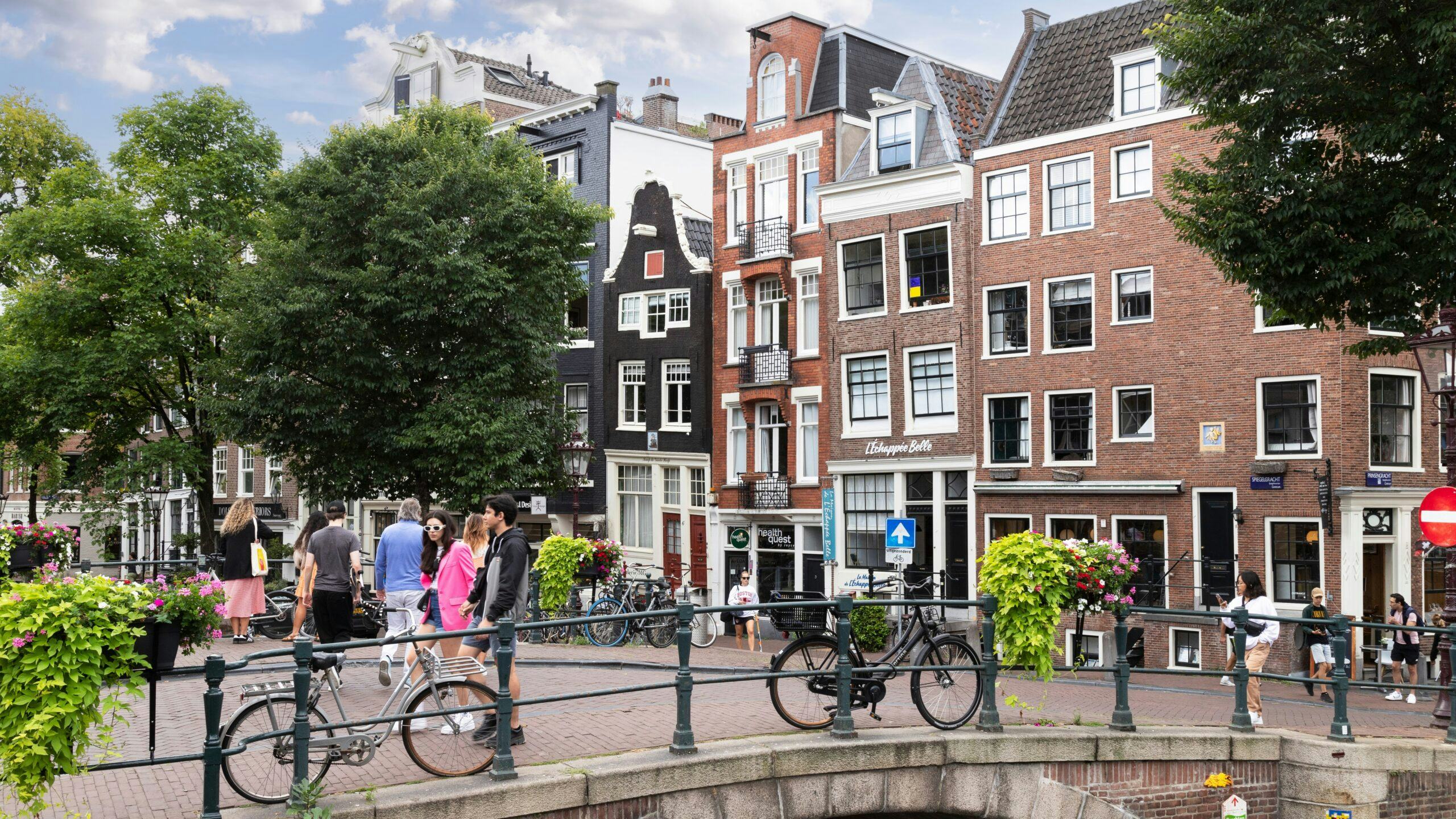 Wie in het centrum van Amsterdam wil wonen moet of veel betalen, of genoegen nemen met een kleine woning, vindt Coen Teulings. 