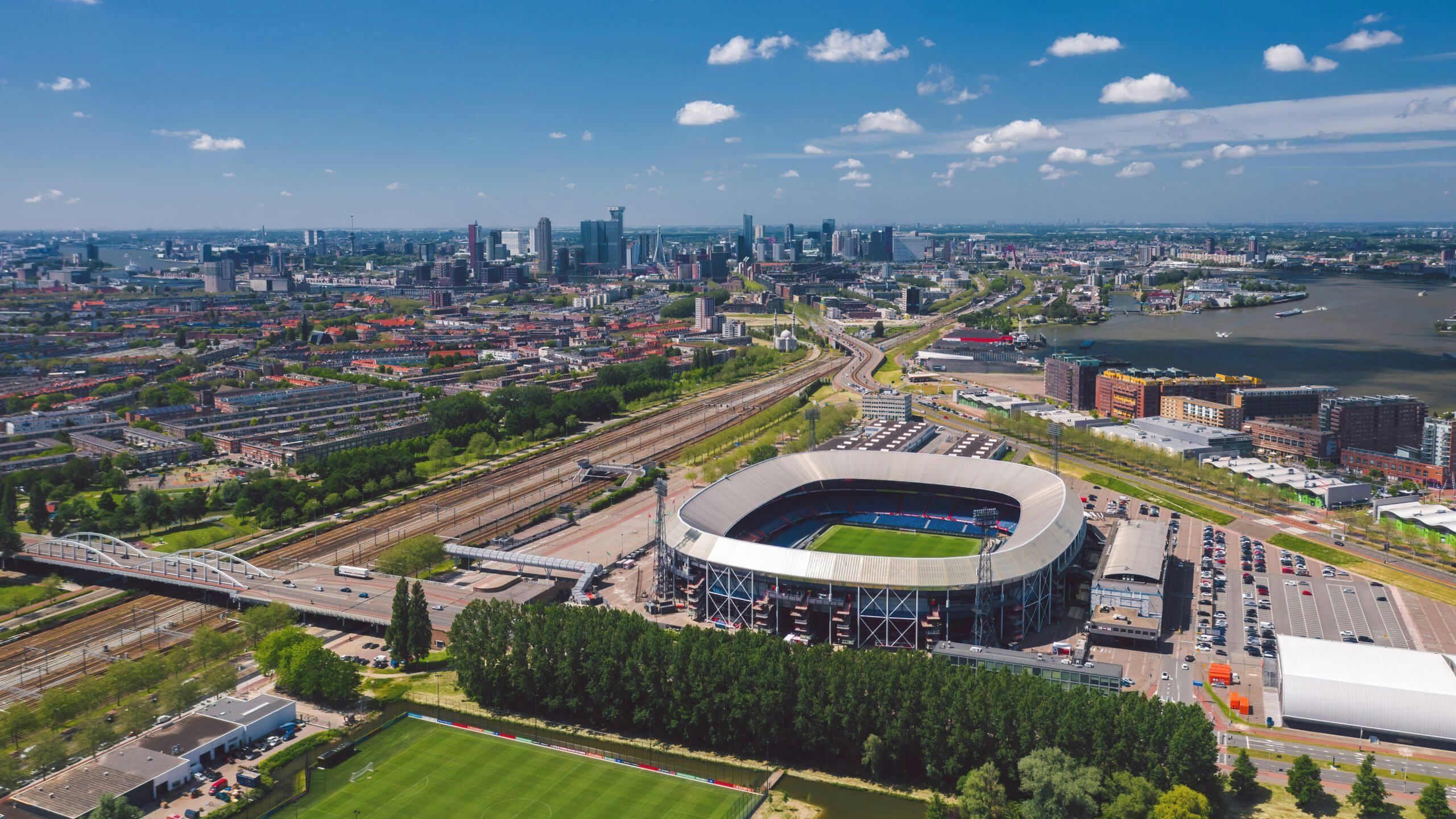 Feyenoord zal voorlopig in de Kuip blijven spelen. Of er bijna 4.000 woningen in de directe omgeving worden gebouwd, valt nog te bezien. 