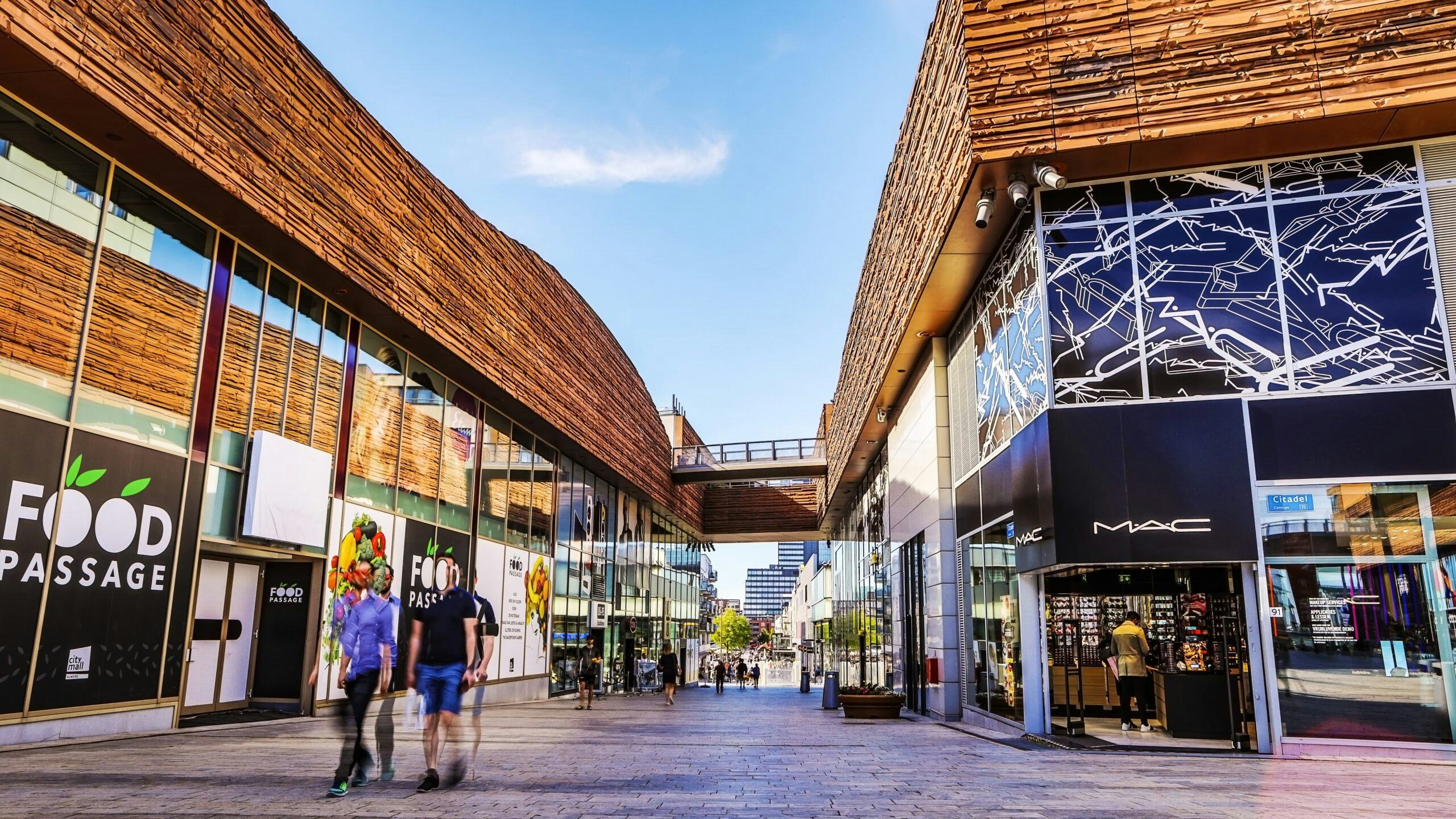 Nieuwe eigenaar UMB vindt de goede kwaliteit van de winkelpanden, met grote puien, een van de voordelen van het winkelcentrum in Almere Stad.