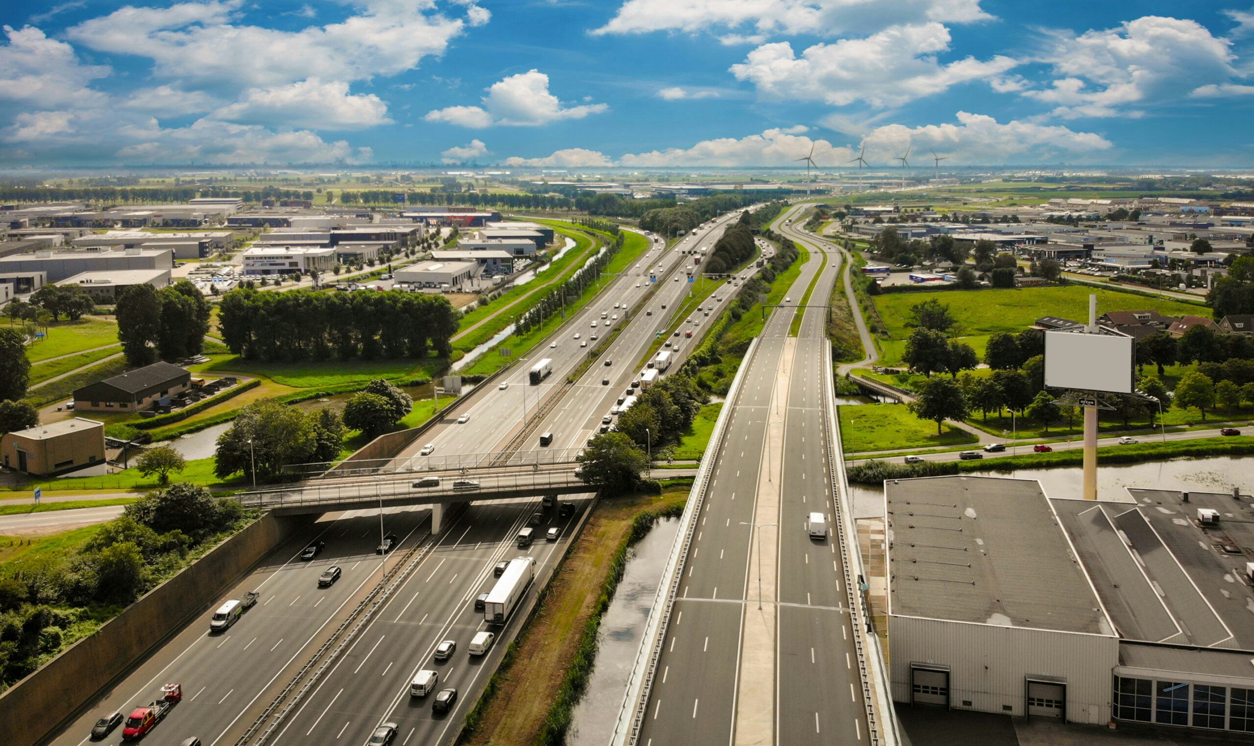Luchtfoto Gouwe Aquaduct. Links businesspark Coenecoop. Beeld Shutterstock