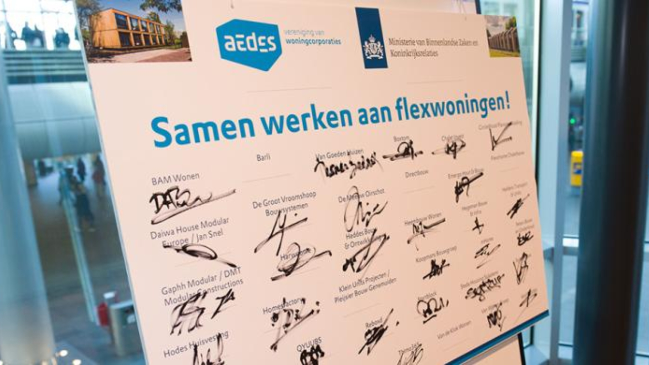 De handtekeningen voor de levering van 8000 woningen zijn gezet. Beeld Aedes