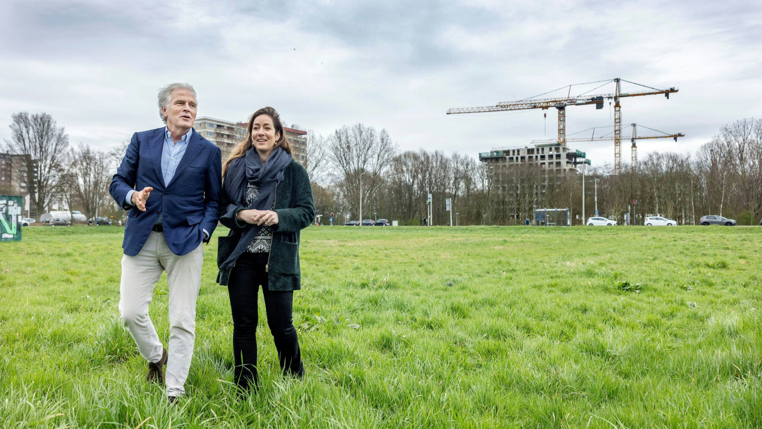 Bart Hartman en Hieke Bakker van Co-kopen bekijken een gebiedje in Amstelveen waar woningen gerealiseerd zullen worden voor mensen met midden inkomens.


ANP/ Hollandse Hoogte/ Jean-Pierre Jans