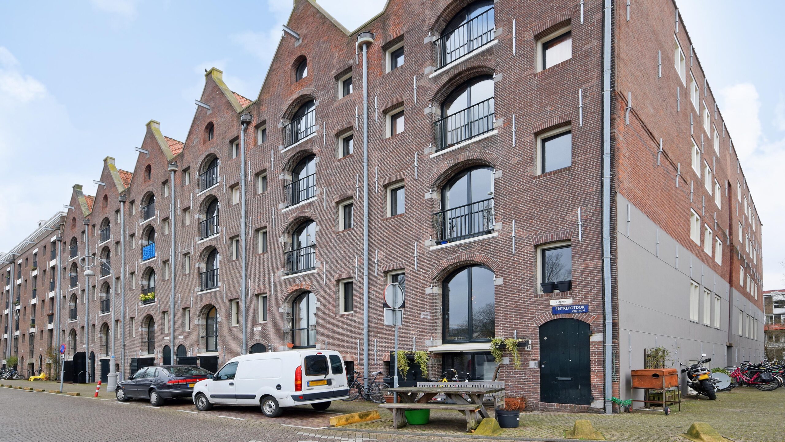 Verkoop van corporatiebezit, zoals deze sociale huurwoningen aan het Entrepotdok in Amsterdam, kan heel lucratief zijn. 