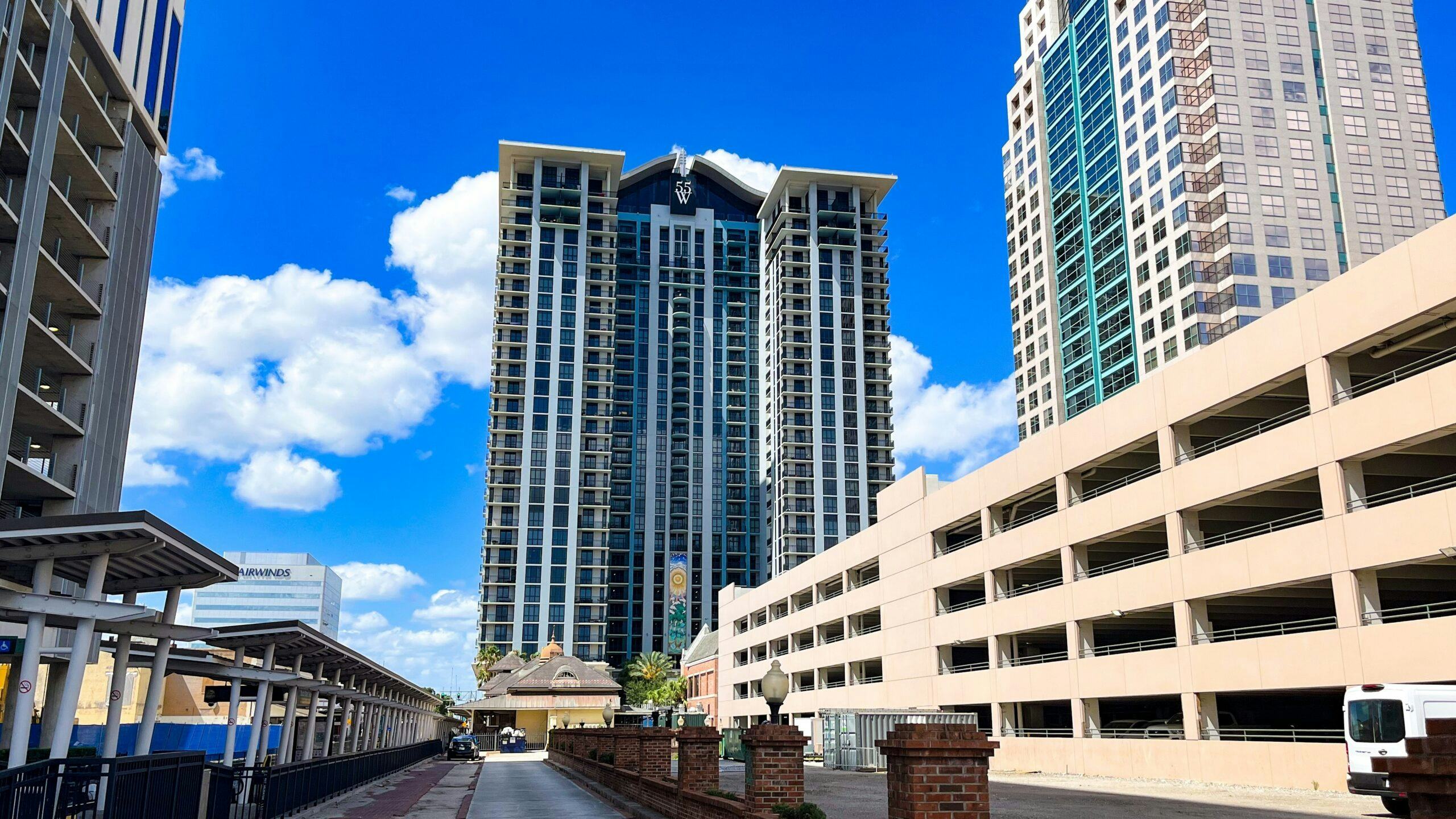 Het leegstaande project 55 West in Orlando groeide uit tot één van de symbolen van de diepe crisis op de Amerikaanse woningmarkt van eind jaren nul.