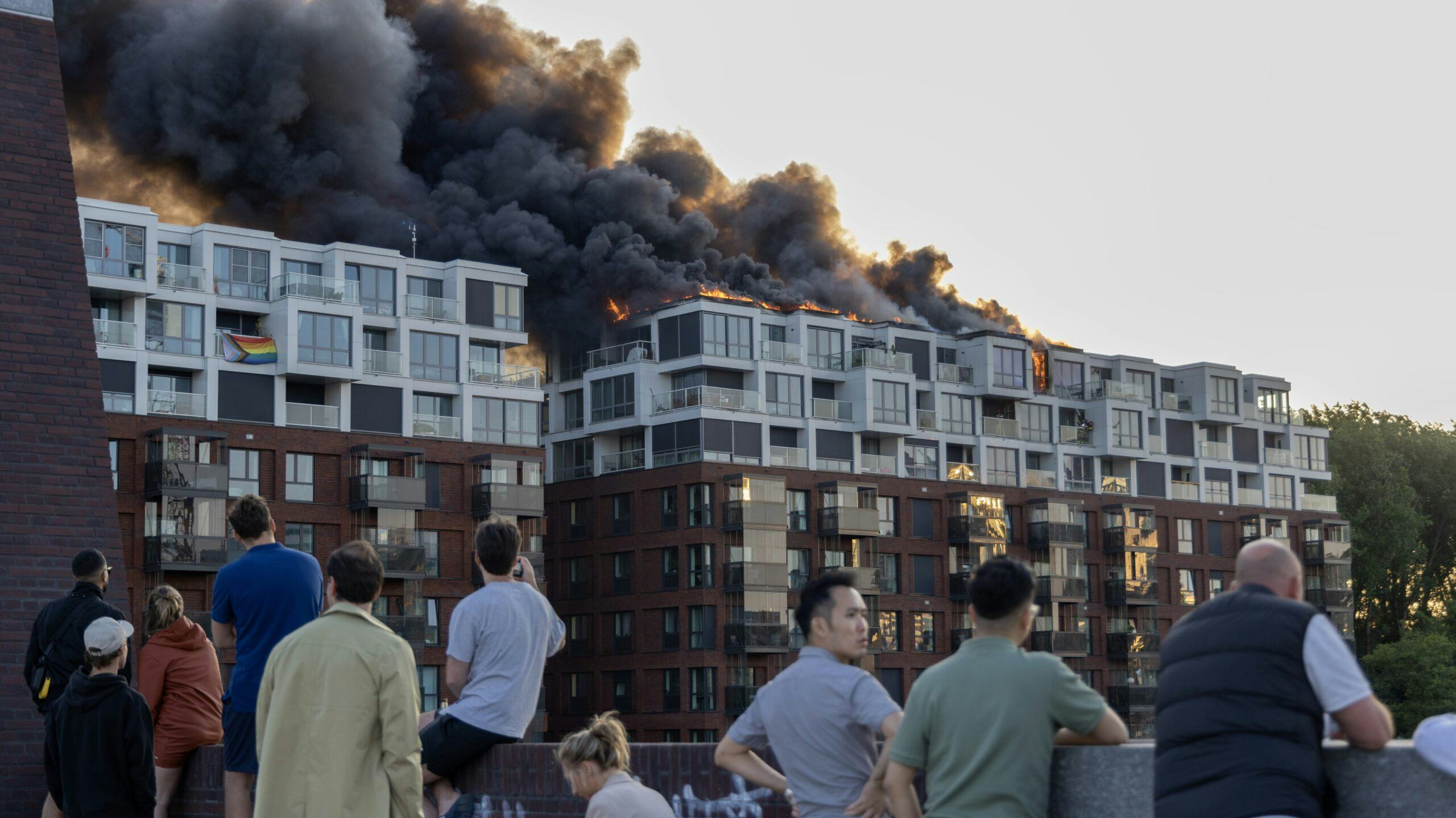 Uitslaande brand in een appartementengebouw aan de Joan Muyskenweg in Amsterdam-Oost. Foto: ANP/ Michel van Bergen