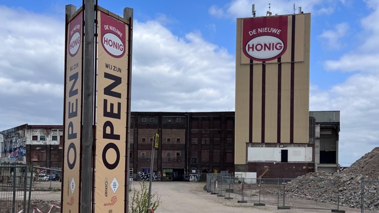 Afgelopen jaar is meer dan 70% van de voormalige Honigfabriek gesloopt. Alleen de oudste en meest historische gebouwen zijn als een enclave overeind gebleven 