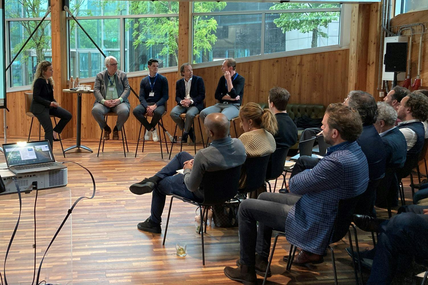Experts bespreken de kansen en uitdagingen van duurzame renovatie en transformatie. Vlnr.: Daphne Gielesen, Erik Ubels, Vince Limpens, Petran van Heel en Vincent van der Meulen. 