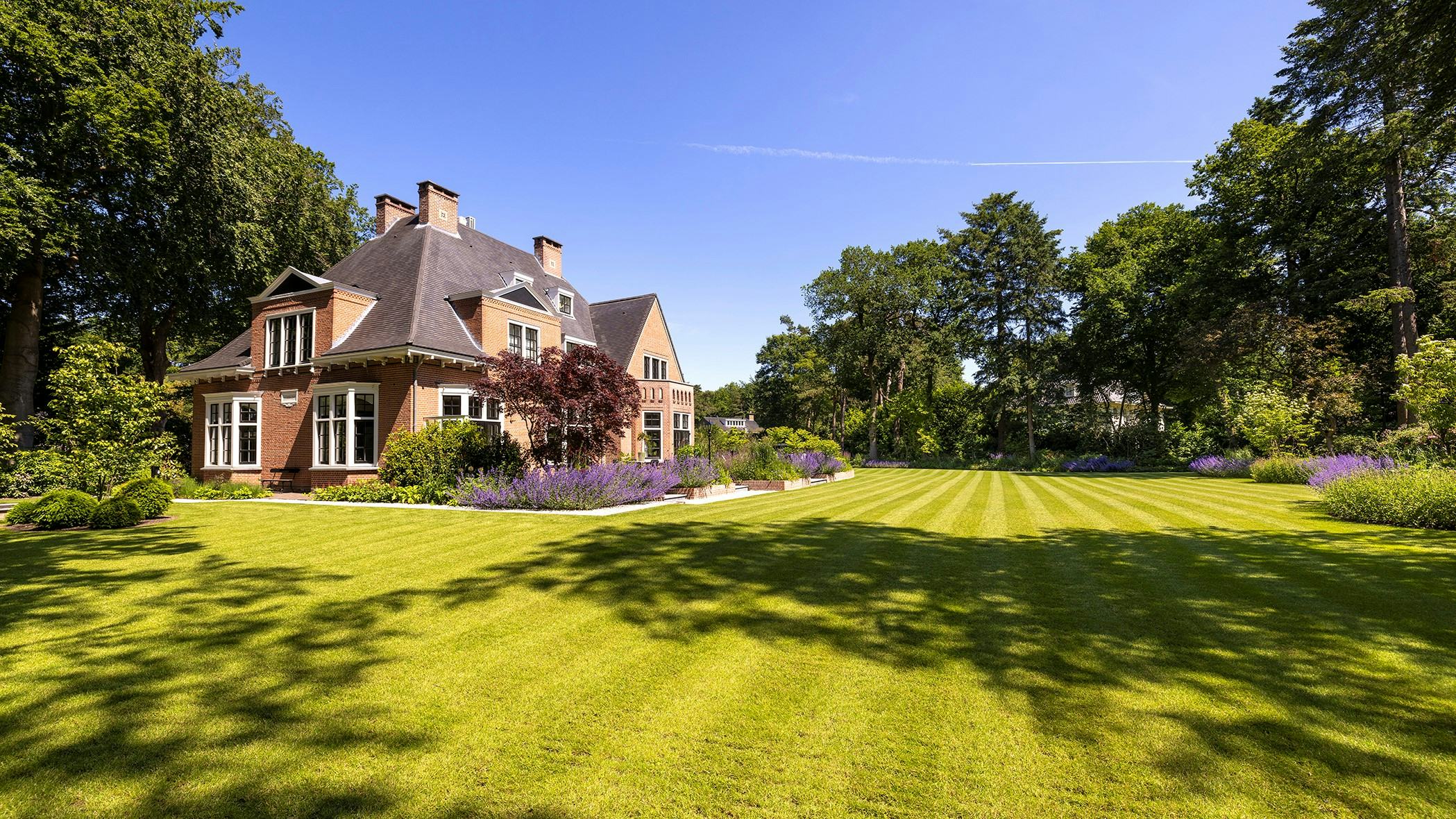 Deze kapitale villa in Huizen staat te koop voor 7.250.000 euro. Huren kan ook, voor 22.500 euro per maand. 