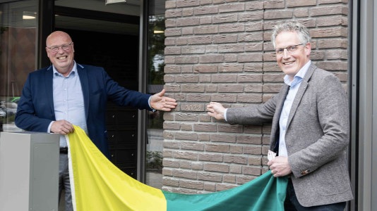 Bestuurder Gideon Alewijnse van InteraktContour (links) en Koert Terhürne, directievoorzitter van Dura Vermeer Bouw Hengelo, onthulden de oude eerste steen. 