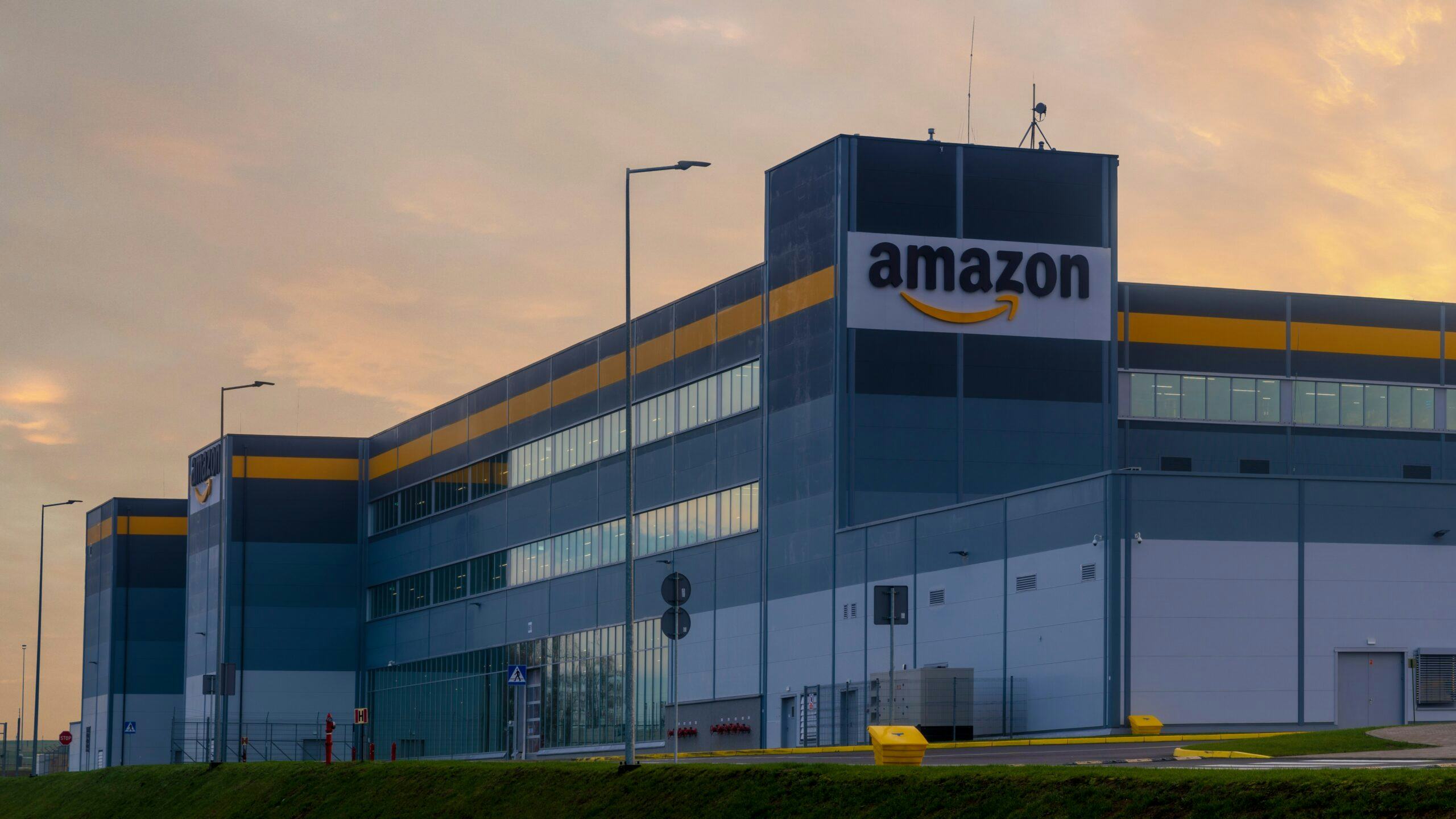 Vraagtekens bij Amazon's distributiecentrum in Nederland