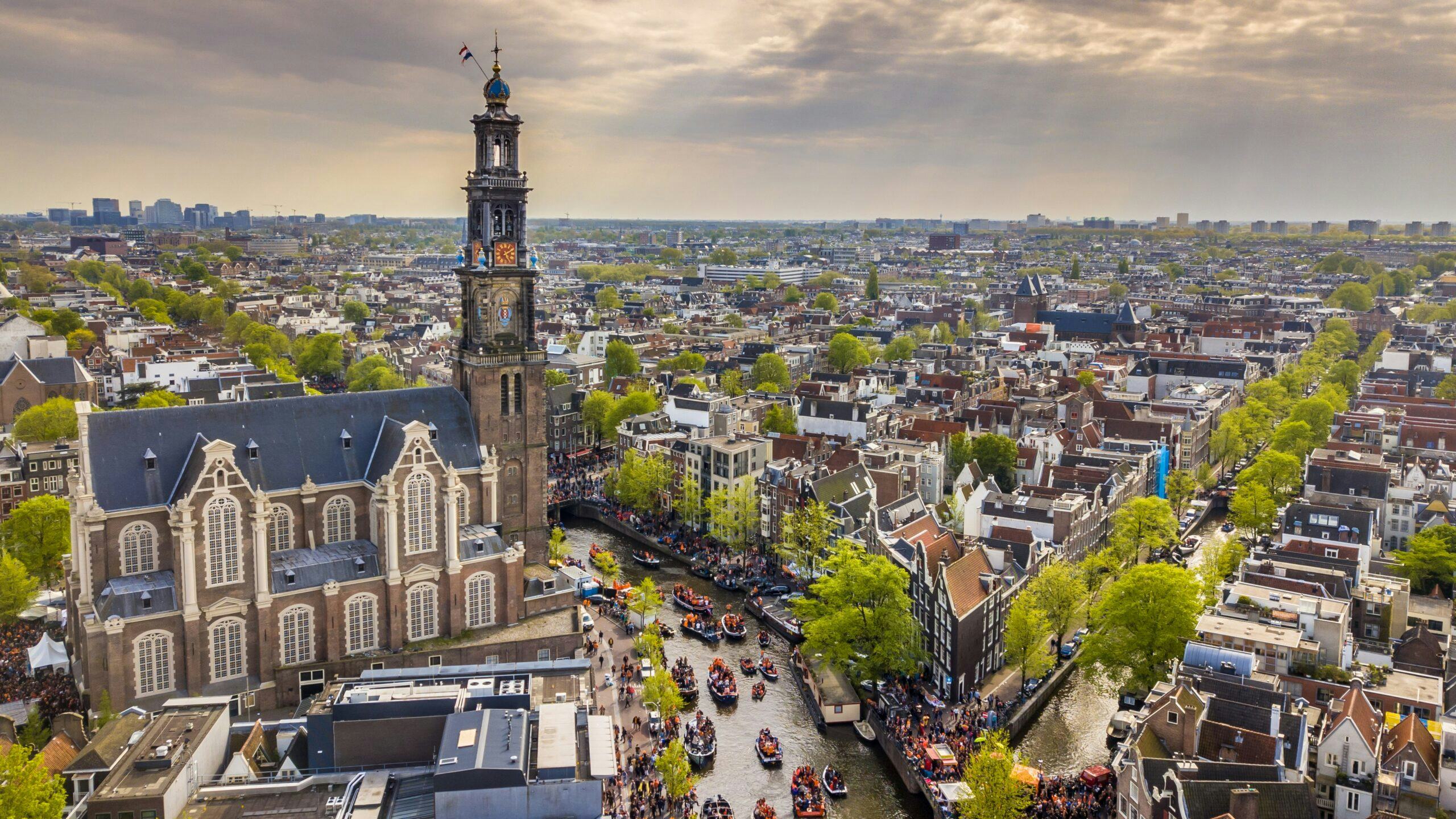 Amsterdamse makelaars schrijven het toenemende koopaanbod in de hoofdstad duidelijk toe aan uitpondende beleggers.