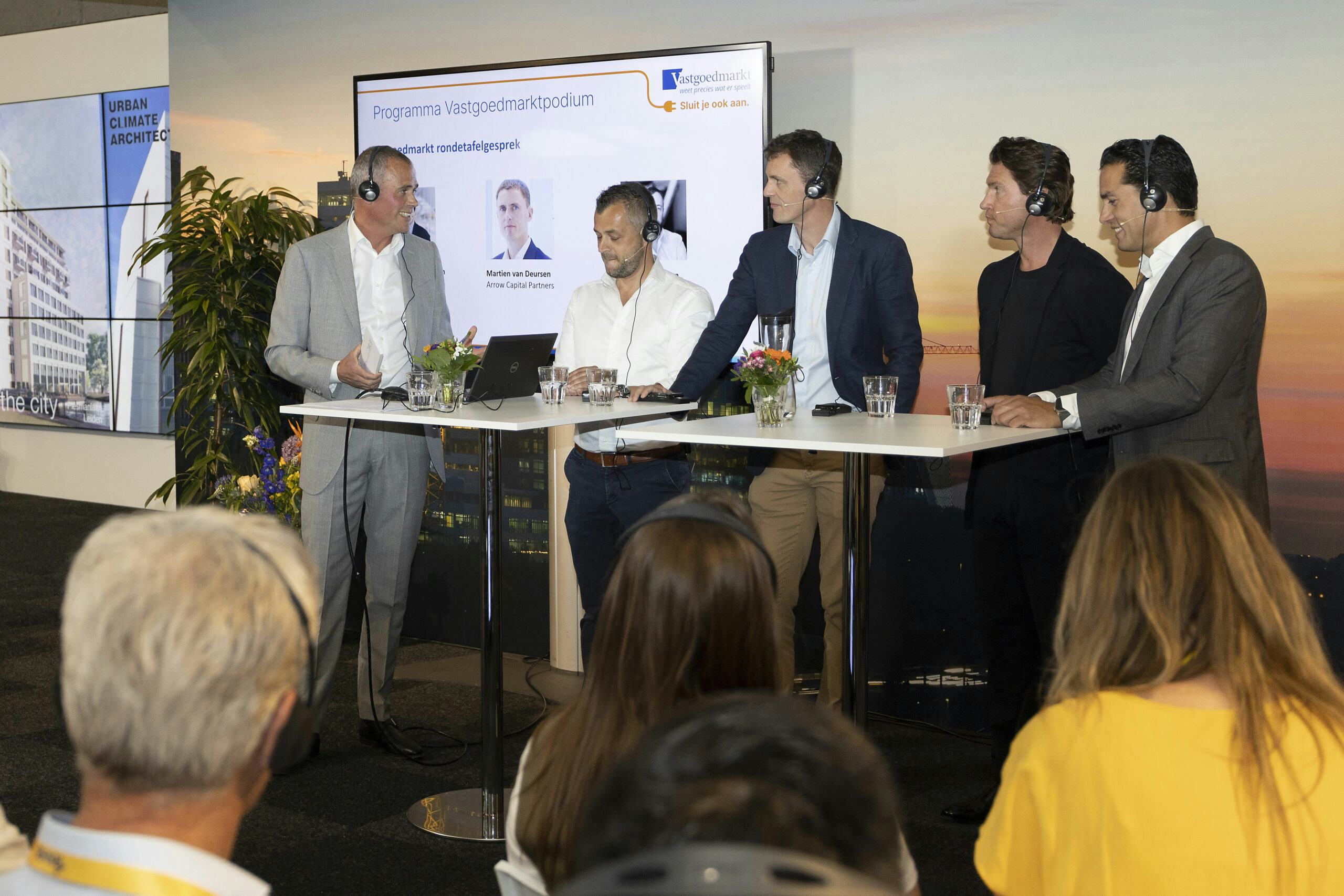 Paneldiscussie tijdens de Provda, vlnr: Niek Poppelaars (Savills), Bram Verhoeven (URBZ Capital), Martien van Deursen (Arrow Capital Partners), Martijn van Rosmalen (CityLink) en Douglas van Oers (Savills). 