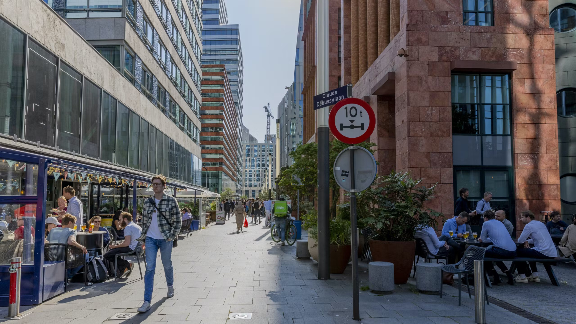 Volgens consultant Ralph werkt 90 procent van de Zuidassers tot zeven uur ‘s avonds of iets later, gebruiken ze geen drugs en drinken ze tijdens het uitgaan maximaal vijf tot zes biertjes. Foto: Dutch Photo Agency