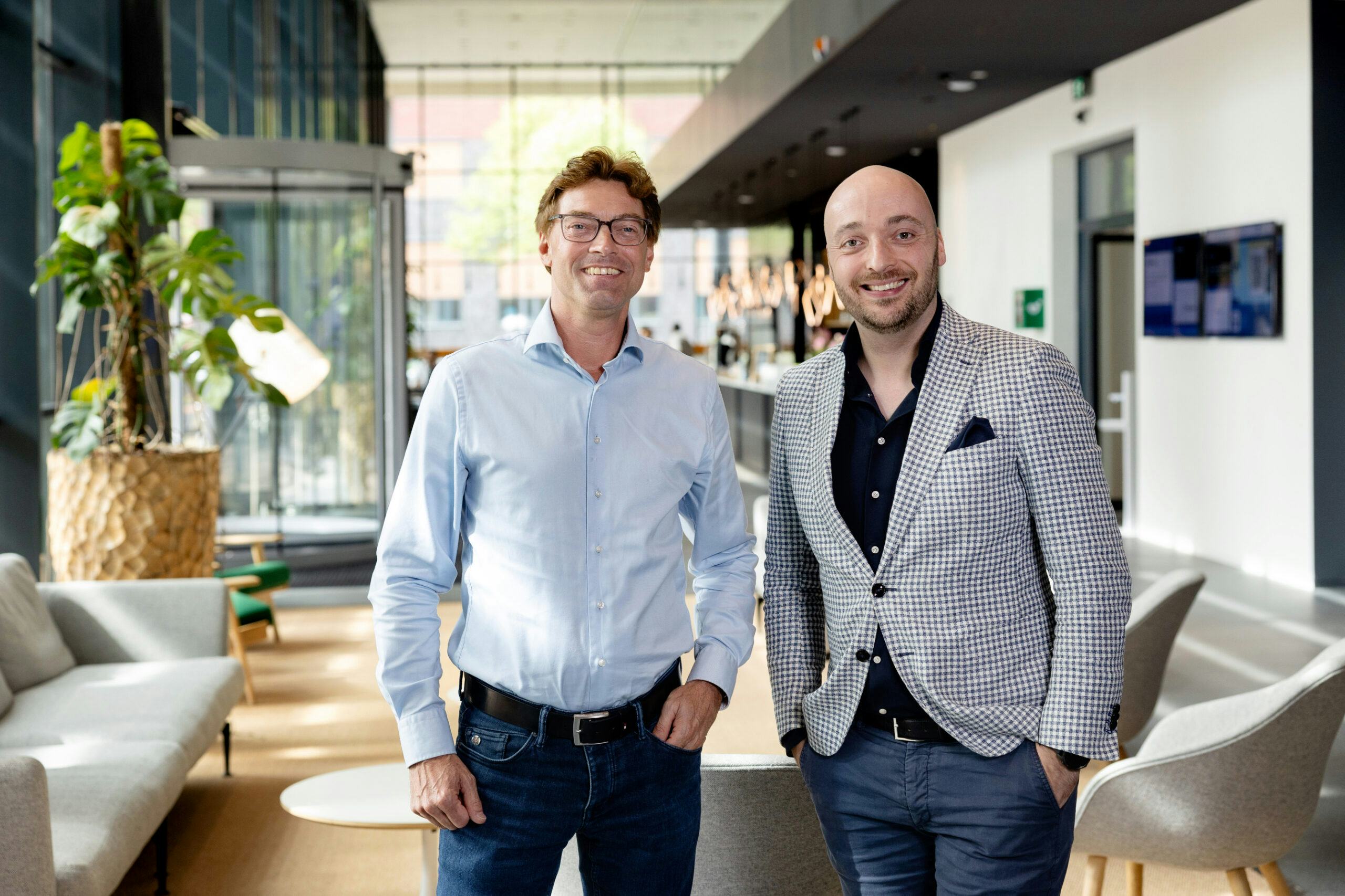 Mervyn Cuppen (links) en Sander van Lent van Hyra Hypotheken. Fotografie: Herbert Wiggerman