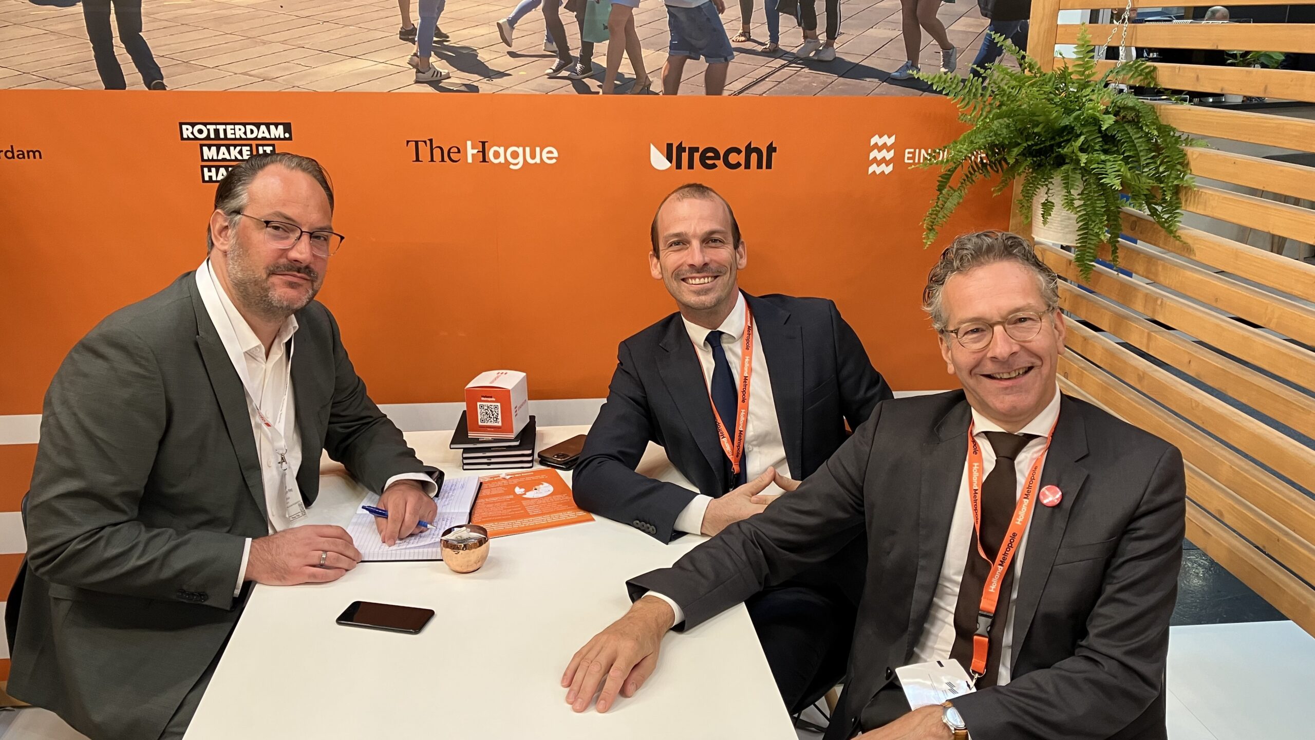 Economiewethouder Stijn Steenbakkers (midden), burgemeester Jeroen Dijsselbloem van Eindhoven (rechts) en Vastgoedmarkt-redacteur Sander van der Ploeg (links) op de Expo Real in München