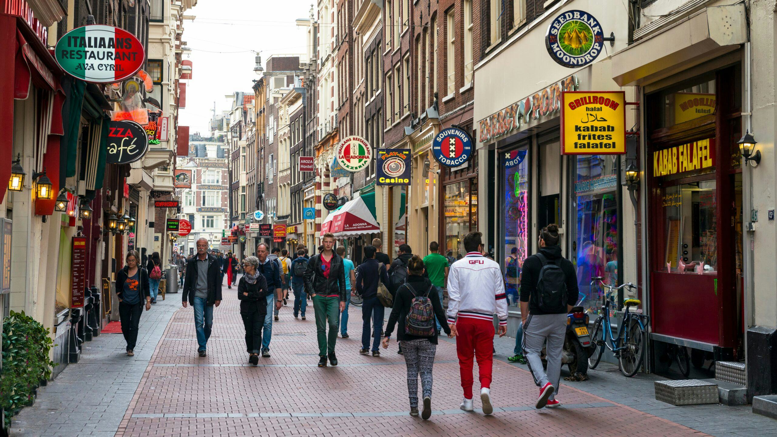 RvS: Amsterdam mag toeristische winkels in centrum weren