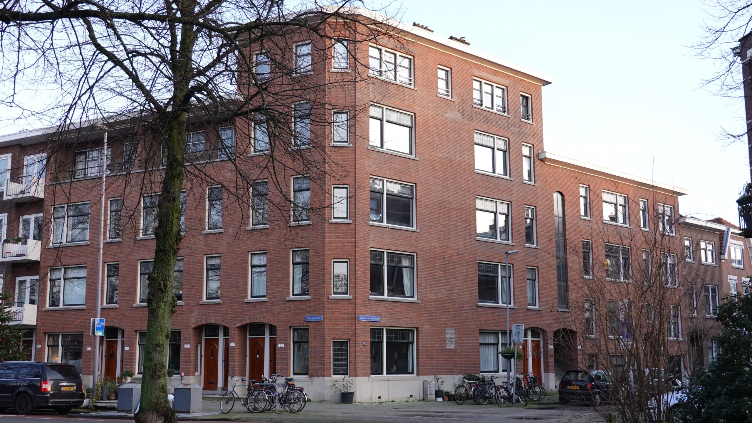 Nu er één dubbele benedenwoning is vrijgekomen in een pand aan de Bergselaan, heeft Neeleman besloten tot splitsing. Hij overweegt verkoop. 