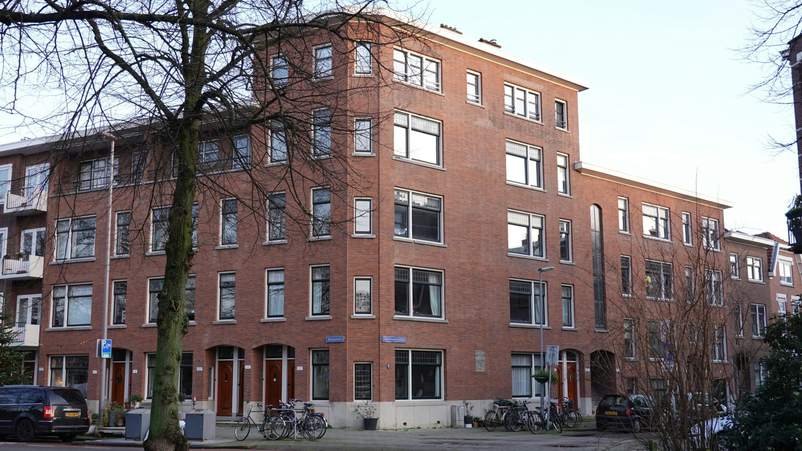 Nu er één dubbele benedenwoning is vrijgekomen in een pand aan de Bergselaan, heeft Neeleman besloten tot splitsing. Hij overweegt verkoop.