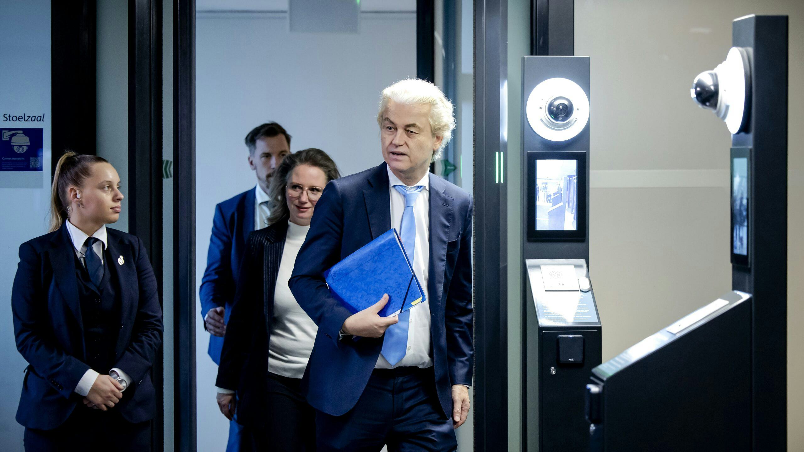Geert Wilders (PVV) tijdens een pauze in de gesprekken met informateur Ronald Plasterk. Vertegenwoordigers van de fracties van PVV, VVD, NSC en BBB onderhandelen over de kabinetsformatie. Foto: ANP / Robin van Lonkhuijsen